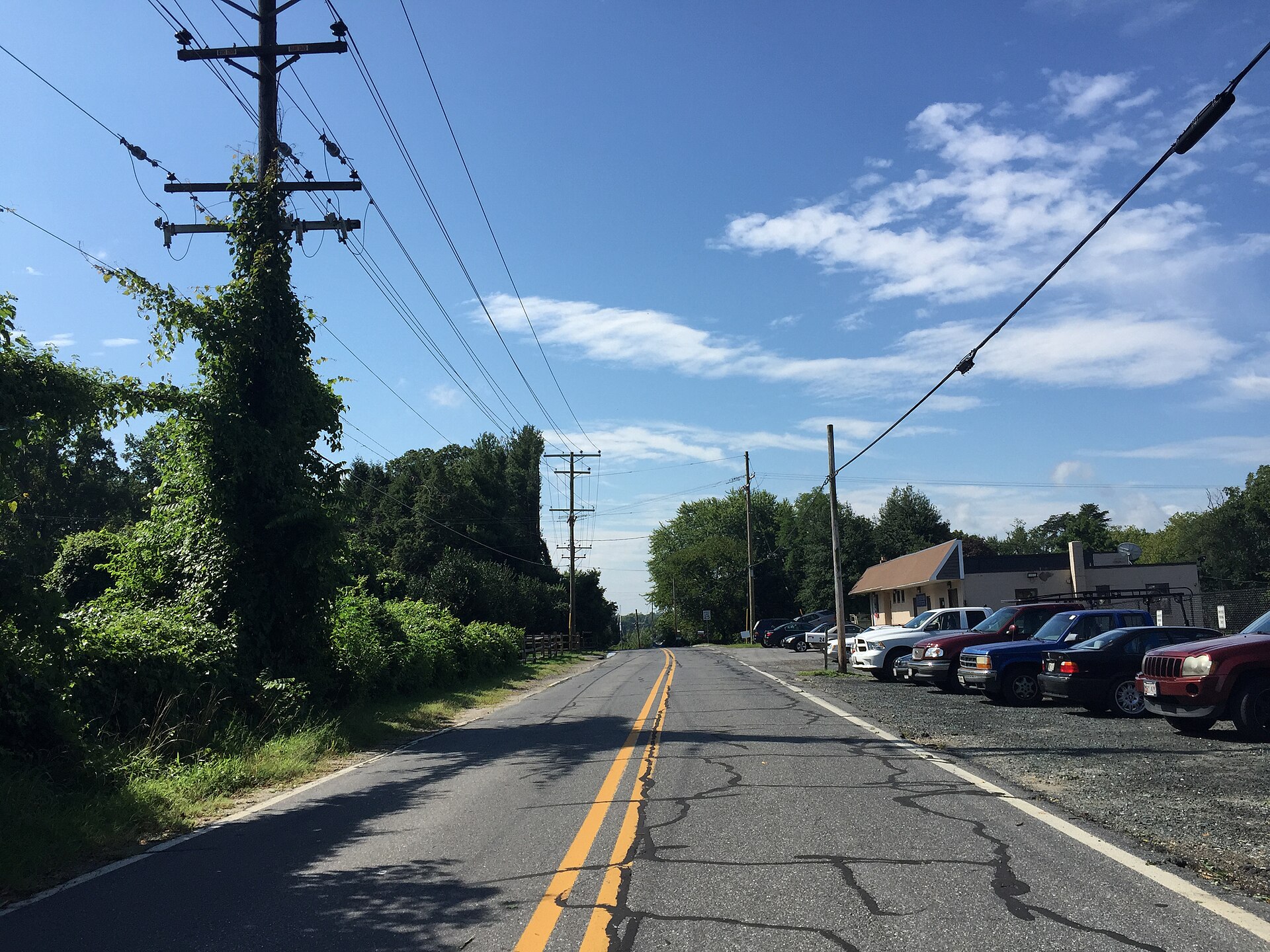 Looking west along MD-553/Old South River Road in Annapolis Neck.