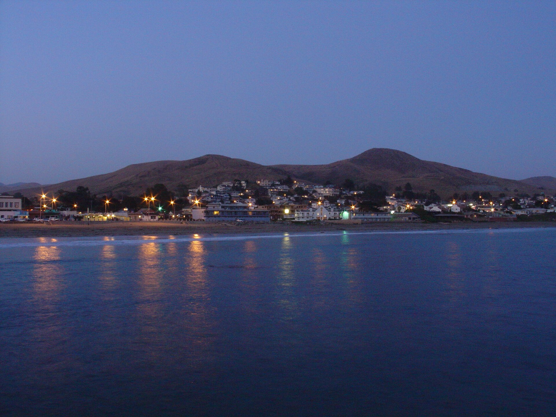 The beach of Cayucos , in Cayucos State Beach on Estero Bay , in central California.