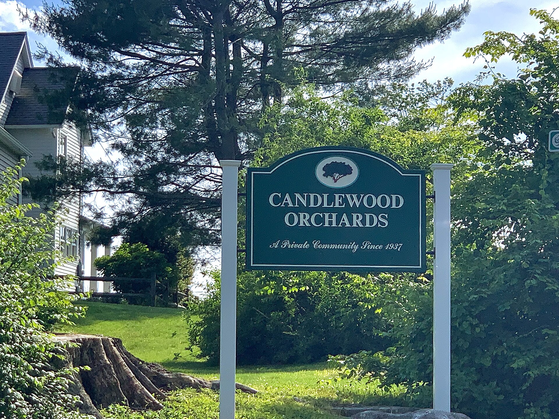 Community entrance sign for Candlewood Orchards in Brookfield, Connecticut