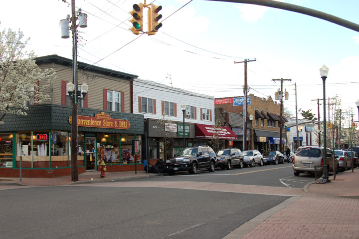 Storefronts along Bedford Avenue near the Bellmore train station