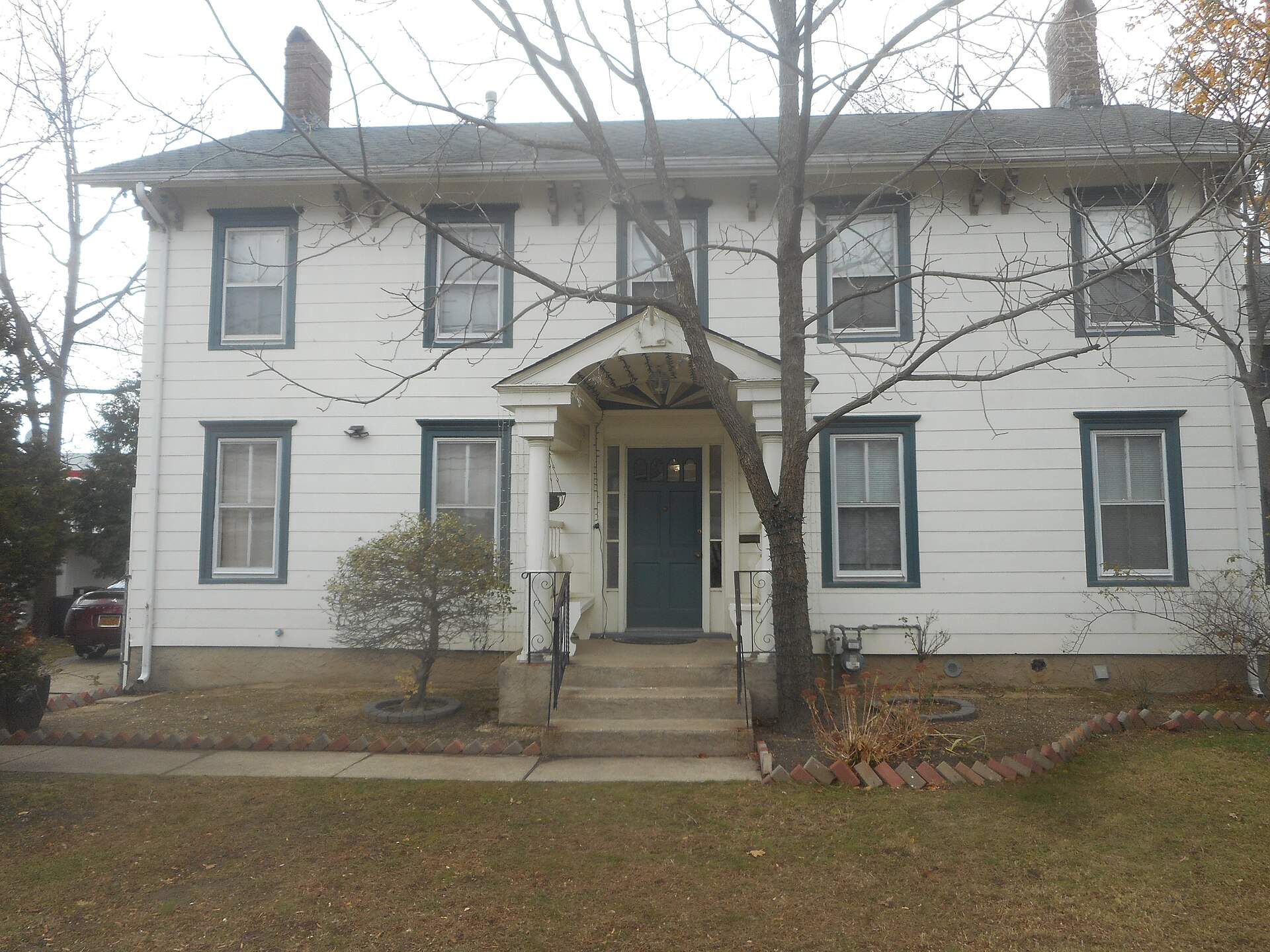White colonial-era farmhouse dating to 1689 in Bellmore
