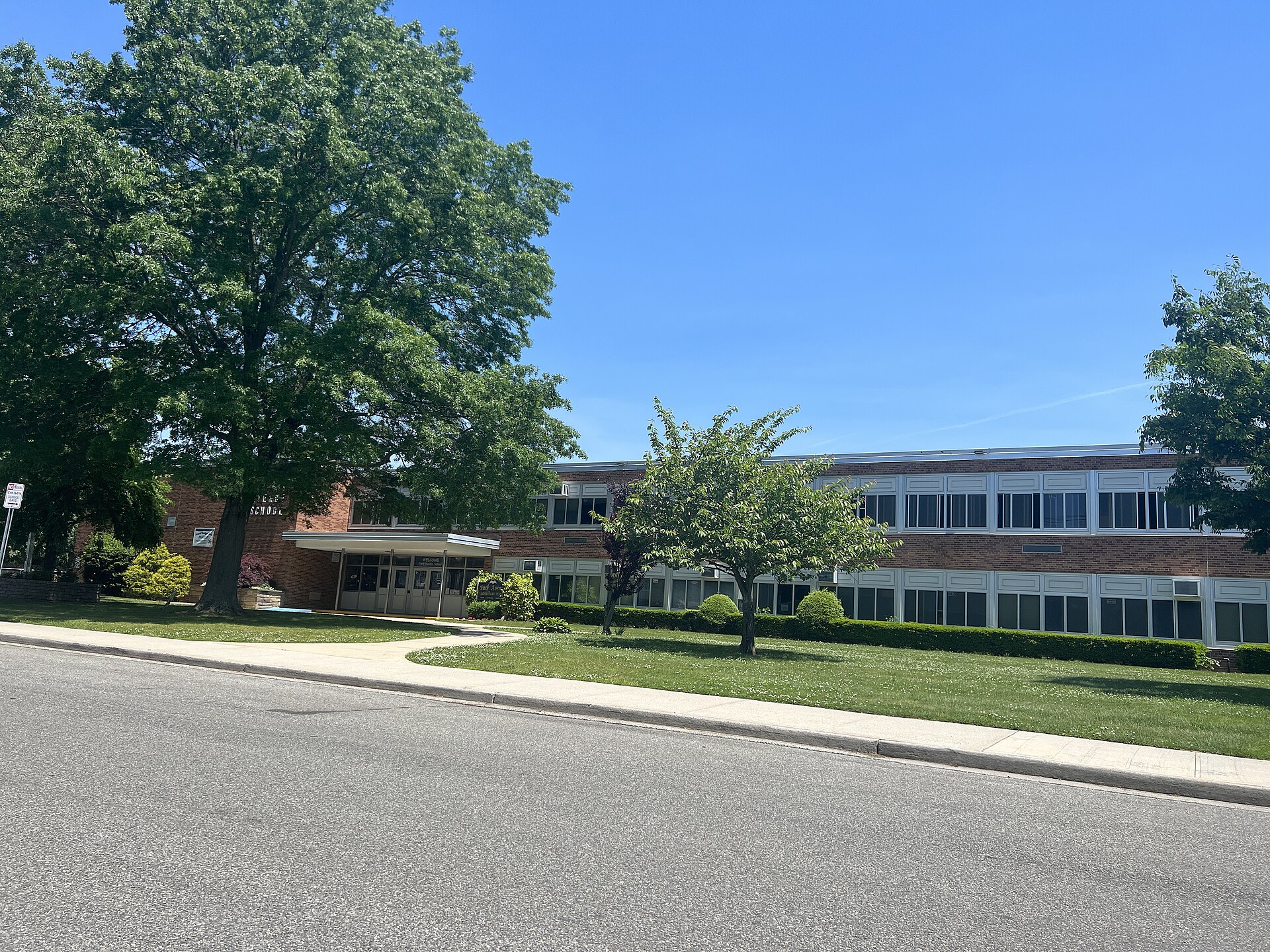 A brick elementary school building with a green lawn in North Bellmore, New York.