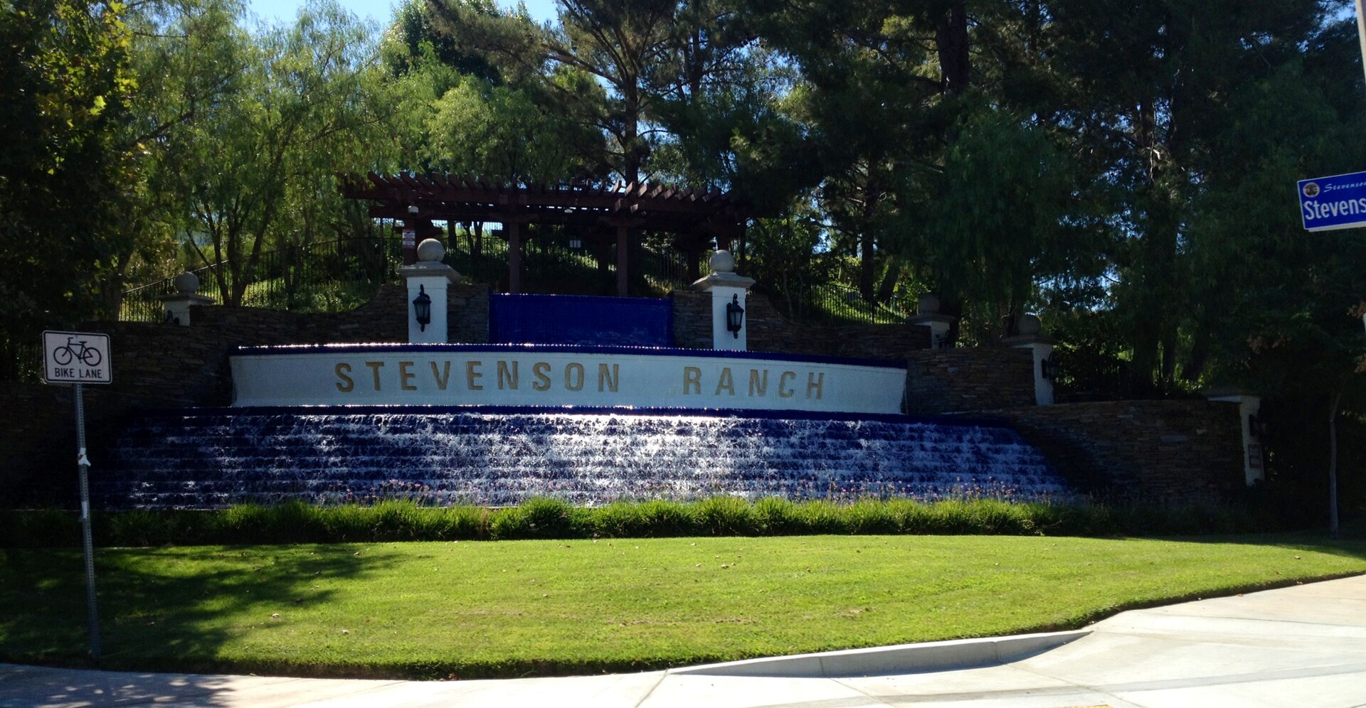 Community fountain monument in Stevenson Ranch