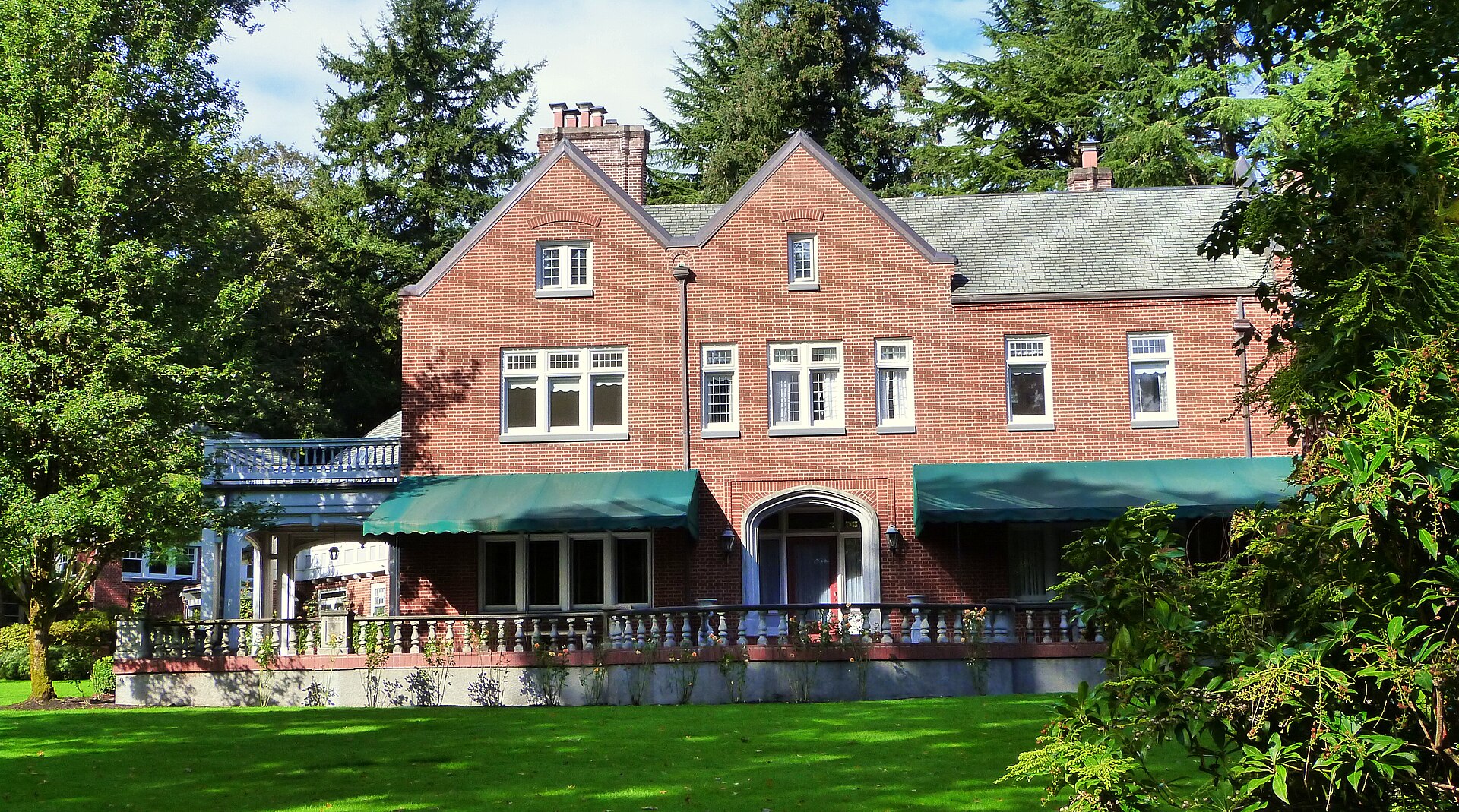 Historic Lewis House in Dunthorpe
