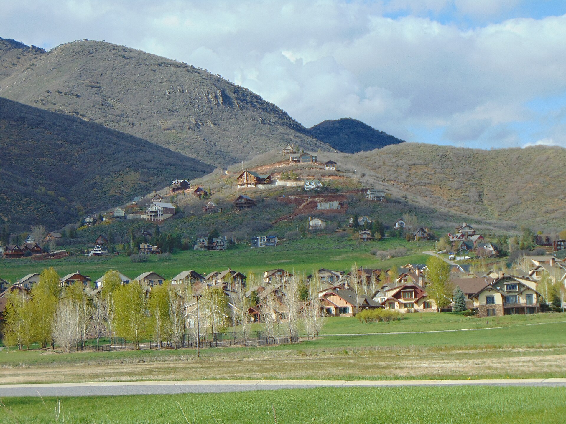 Homes and fields in Interlaken with Donkey Ridge beyond
