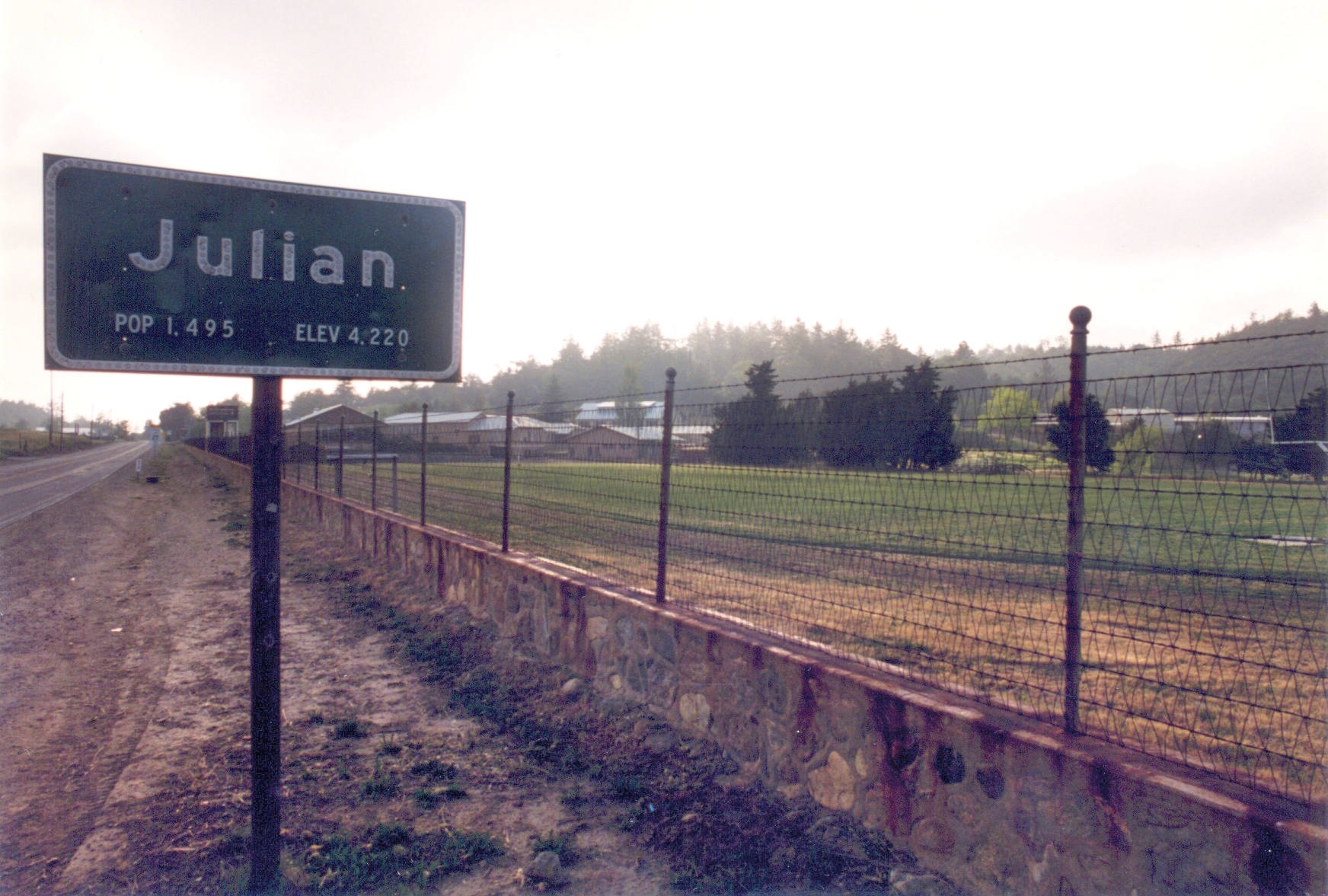 A sign welcoming visitors to Julian California.
