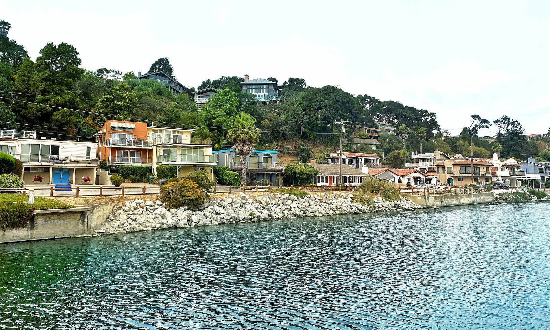Beach houses lined along the shore at Rio Del Mar with the water in front.