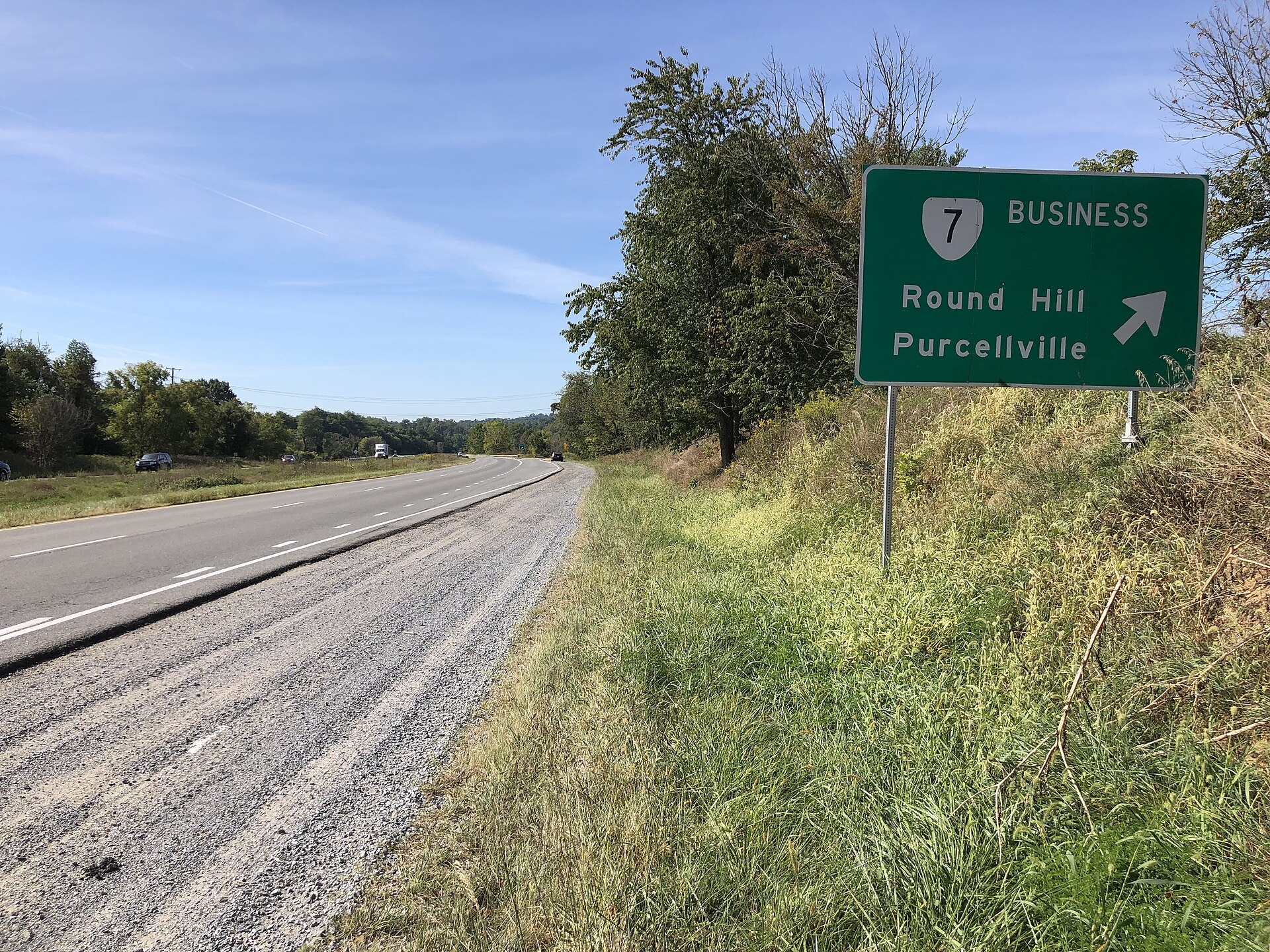View west along Virginia State Route 7 (Harry Byrd Highway) at the exit for Virginia State Route 7 Business (Round Hill, Purcellville) just