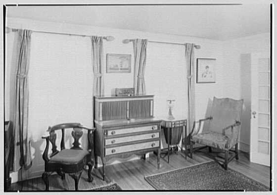 A sitting room of the Dr. C.R. Franklin residence in Lincolndale (historic photo).