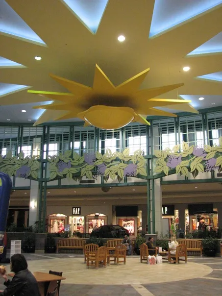 Photo by DangApricot of the sunken plaza at the center of Summit Mall in Fairlawn, Ohio.