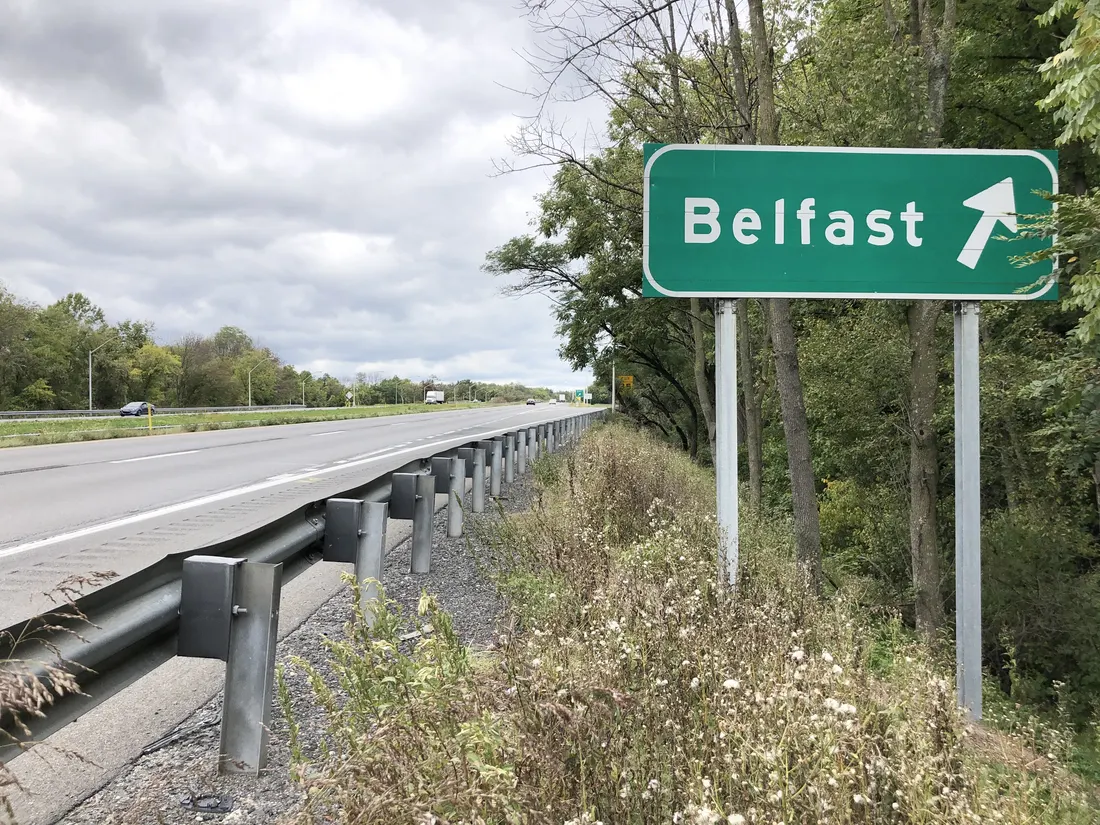 View north along Pennsylvania State Route 33 at the exit for Belfast in Bushkill Township, Northampton County, Pennsylvania