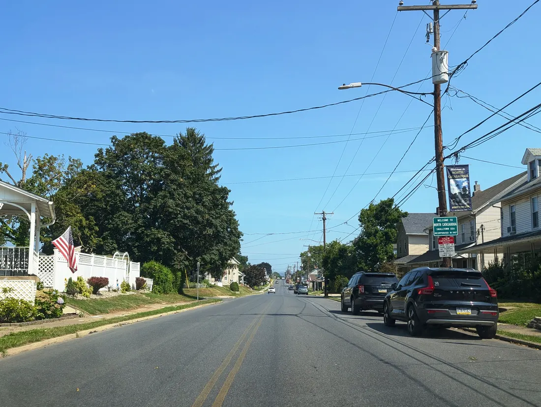 Photo of northbound Howertown Road entering North Catasauqua, Northampton County from Catasauqua, Lehigh County, Pennsylvania. Photo taken looking north-northwest between Walnut Stret / 6th Street and Chestnut Street.