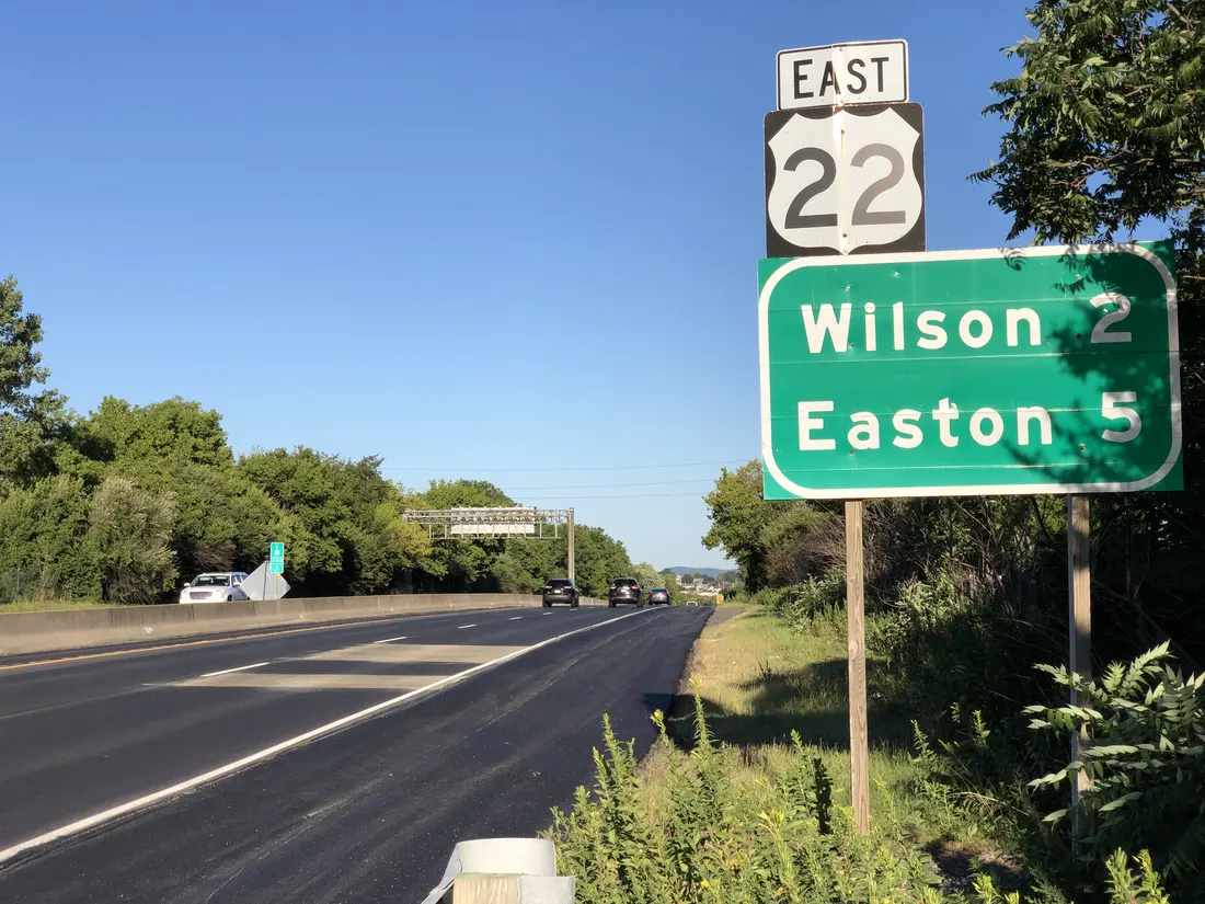 View east along U.S. Route 22 (Lehigh Valley Thruway) just east of the exits for Pennsylvania State Route 33 in Palmer Township, Northampton County, Pennsylvania