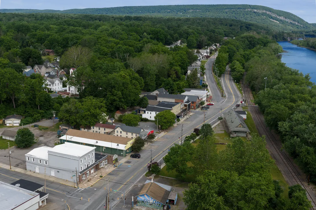 View north along Pennsylvania State Route 611 (Delaware Avenue) just north of State Street in Portland, Northampton County, Pennsylvania