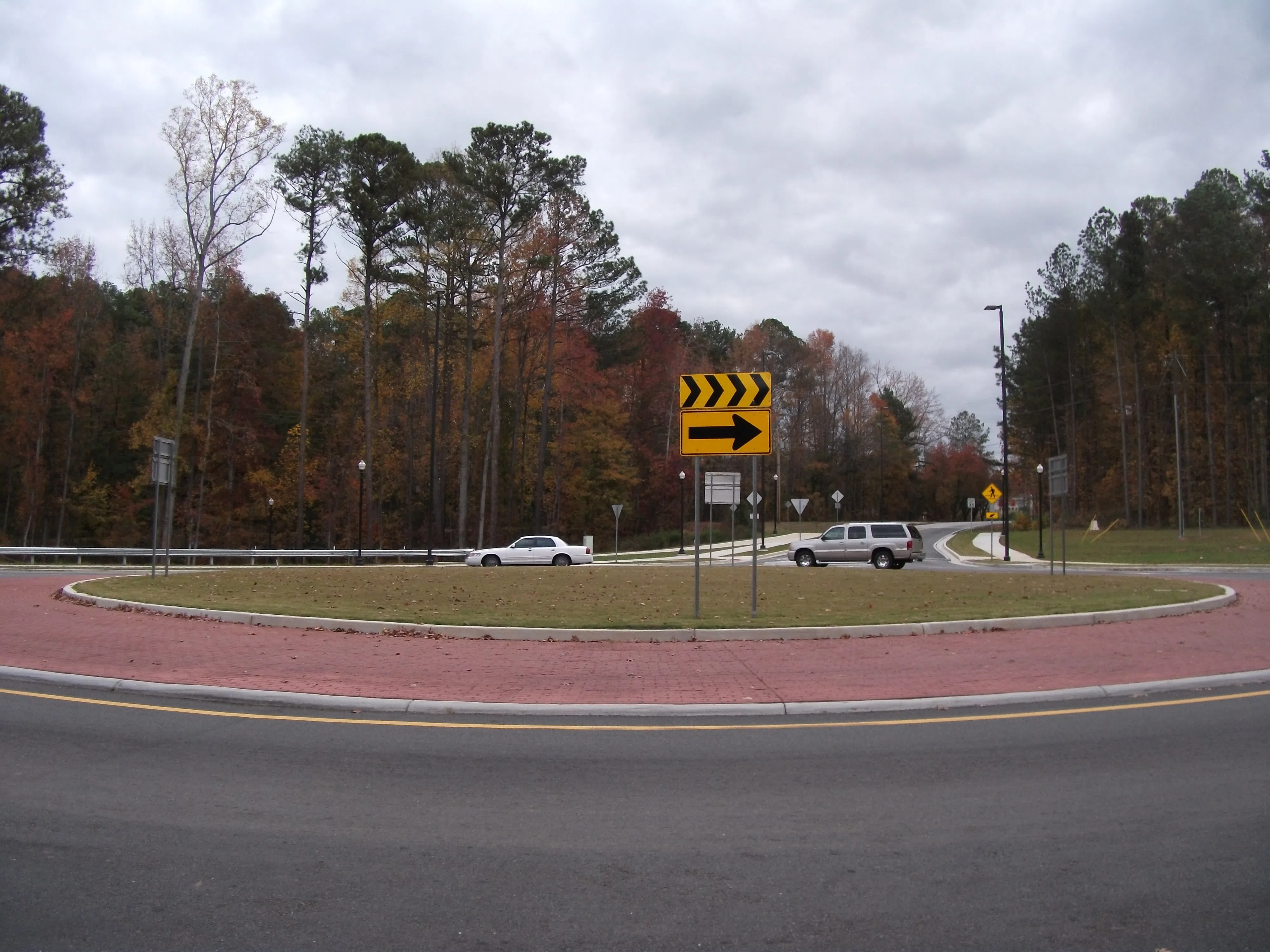 traffic circle on Turner Lake Road, Covington. Photographer: Ncsr11. License:
