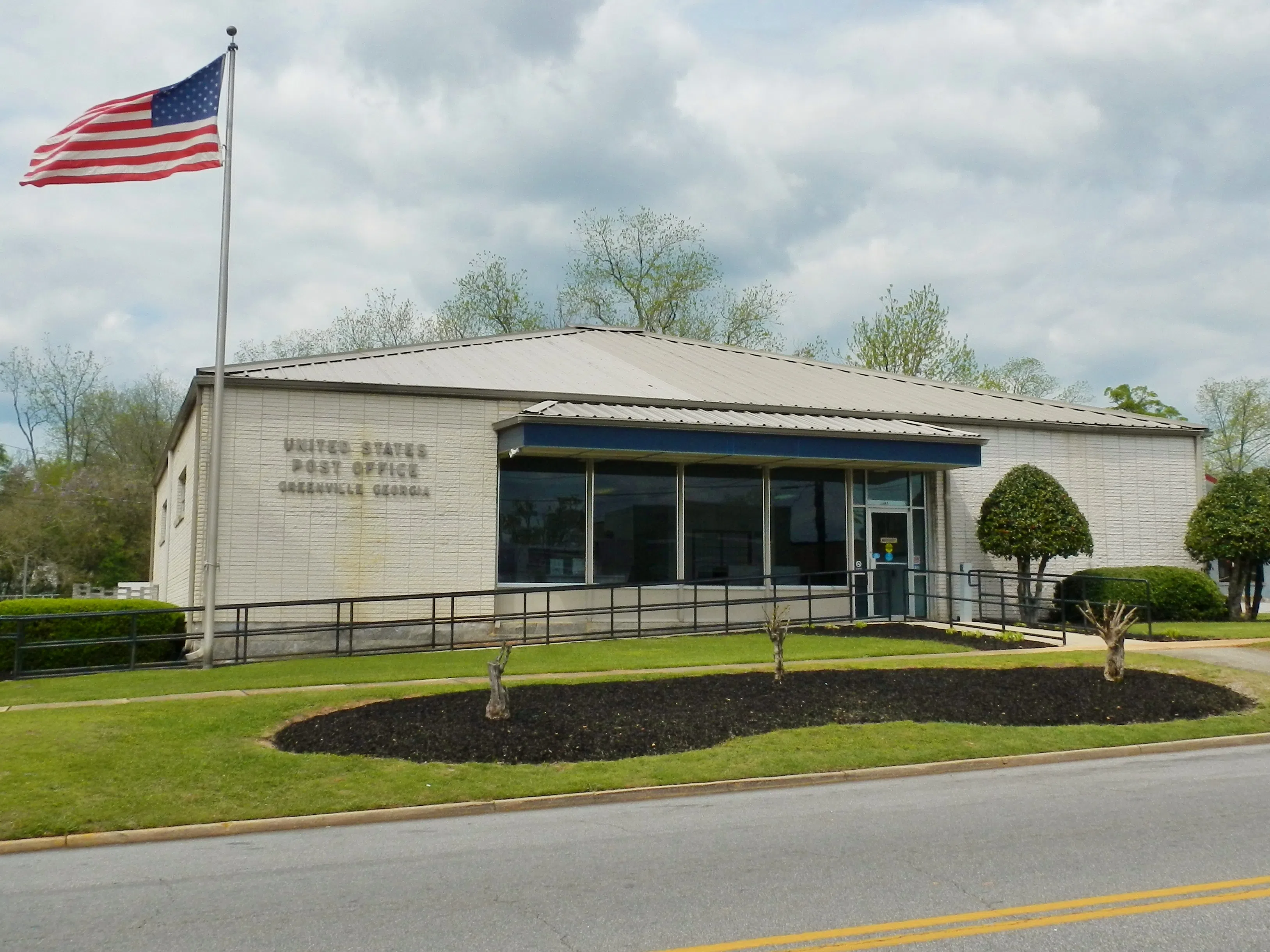 This is a photograph I took of the post office in Greenville, GA. — License: