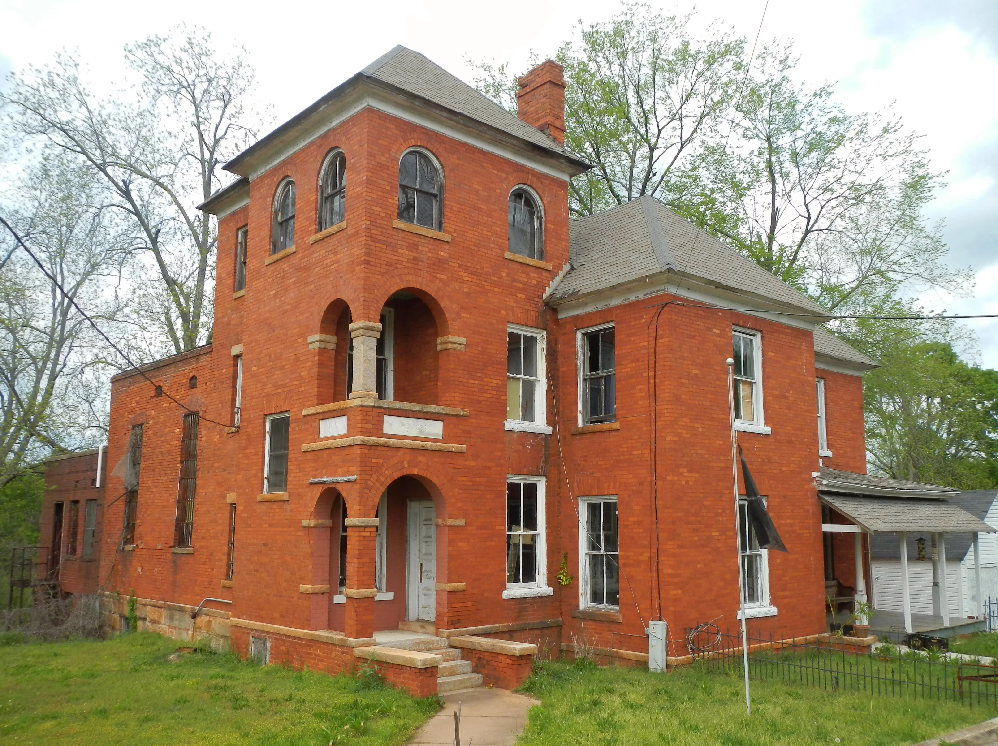 This is a photo of the Meriwether County Jail. Built in 1896 in Greenville, GA. — License: