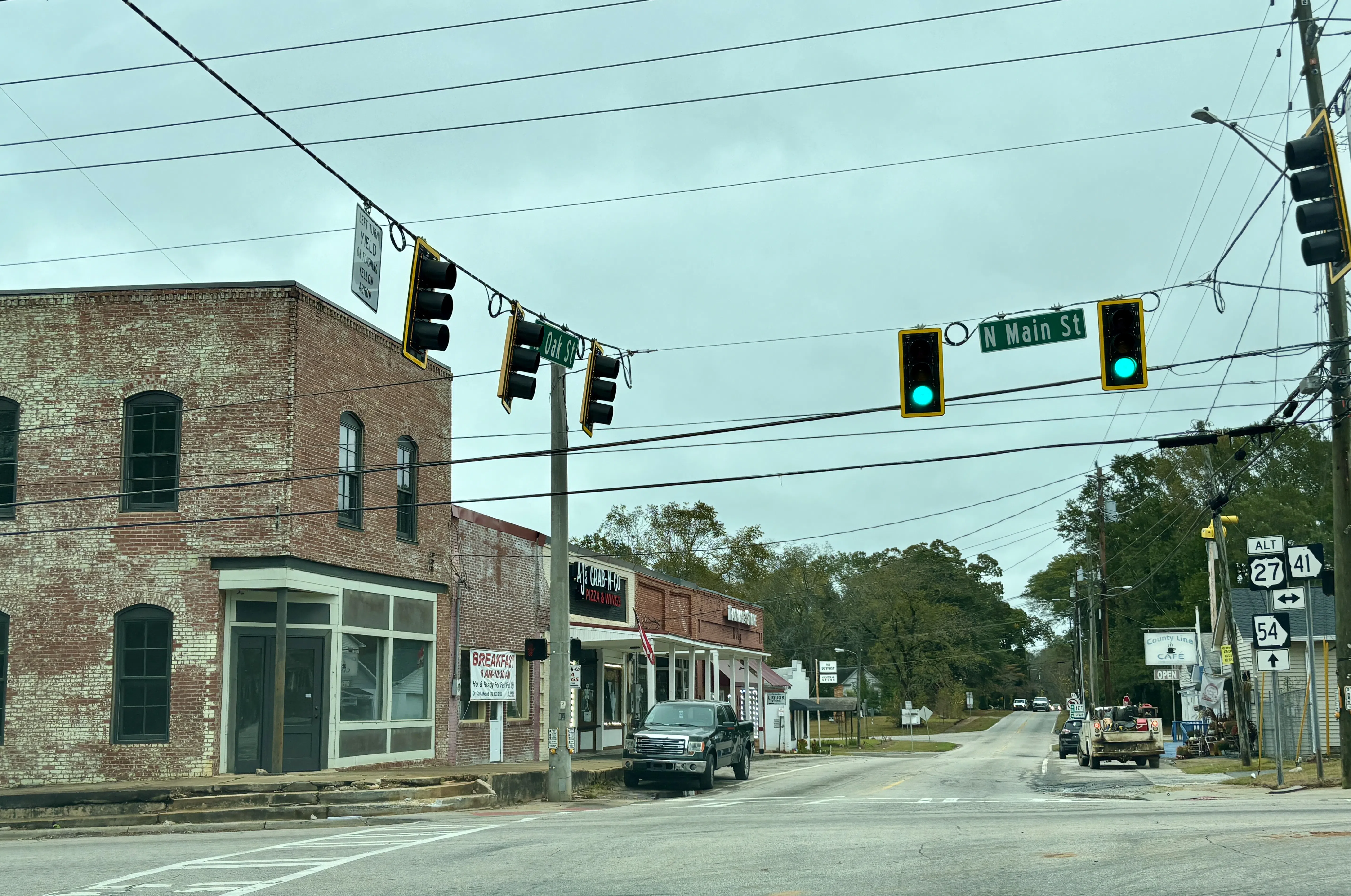 Businesses on Oak Street at Main Street — License: