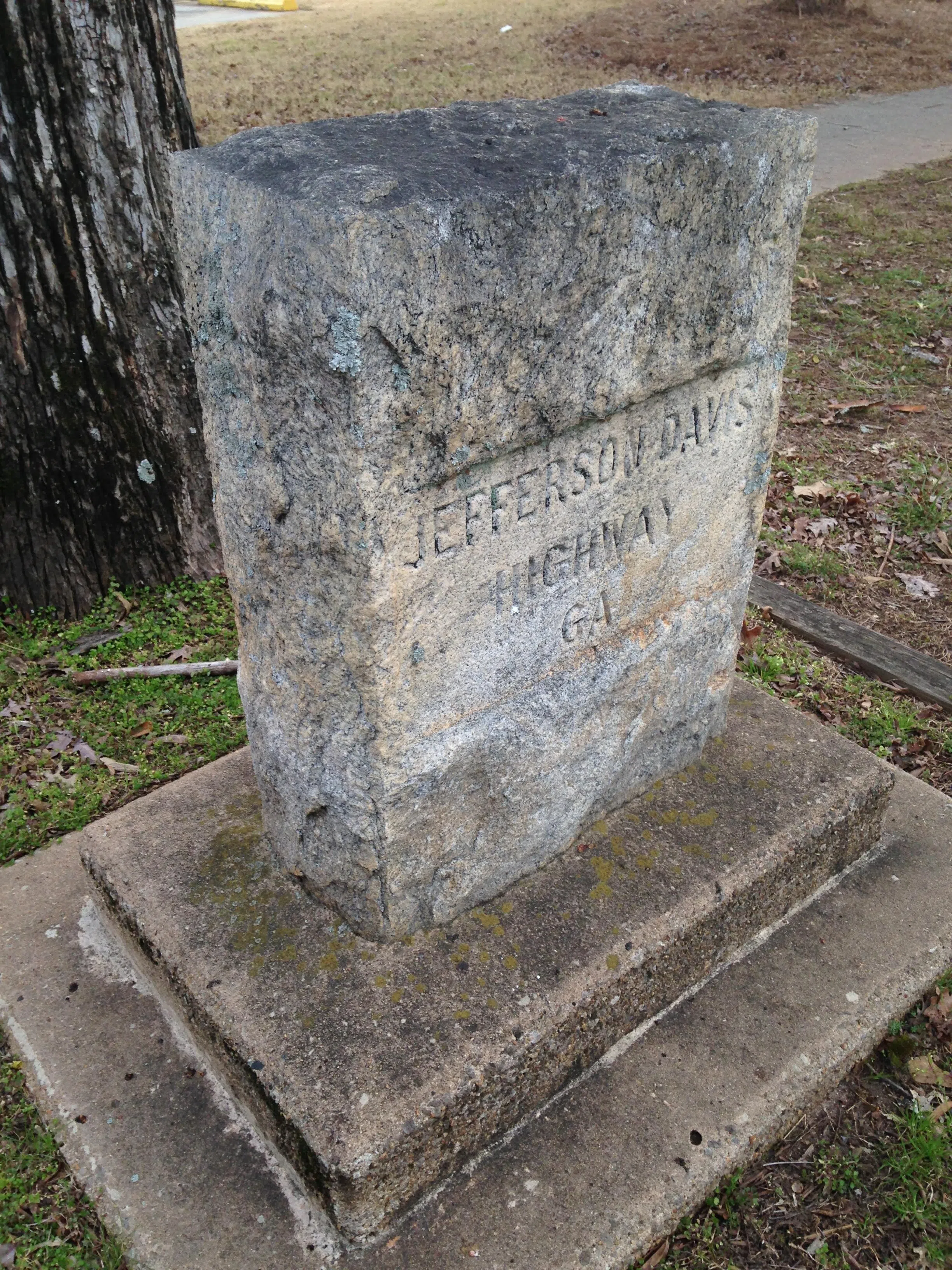 Marker for the Jefferson Davis Highway on Main Street, Madison, Georgia, USA. — License: