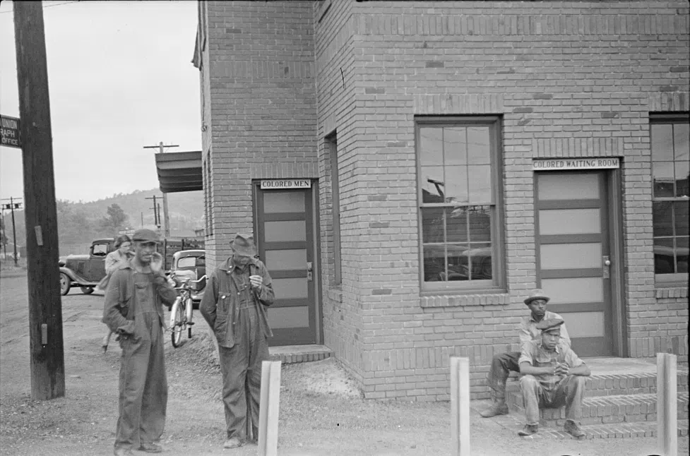 Segregated railroad station in Manchester, Georgia — License: