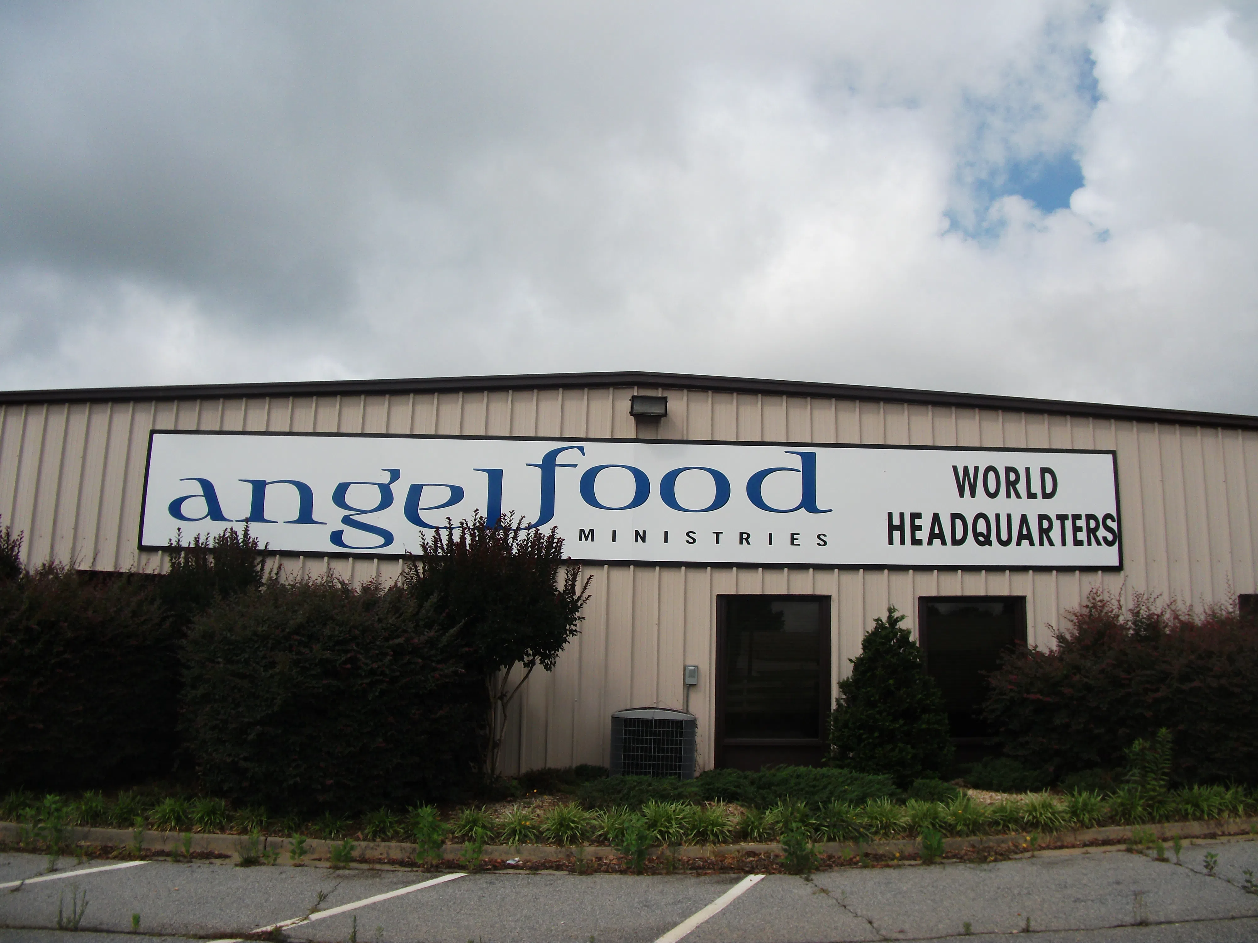 the defunct Angel Food Ministries headquarters. Photographer: Ncsr11. License: