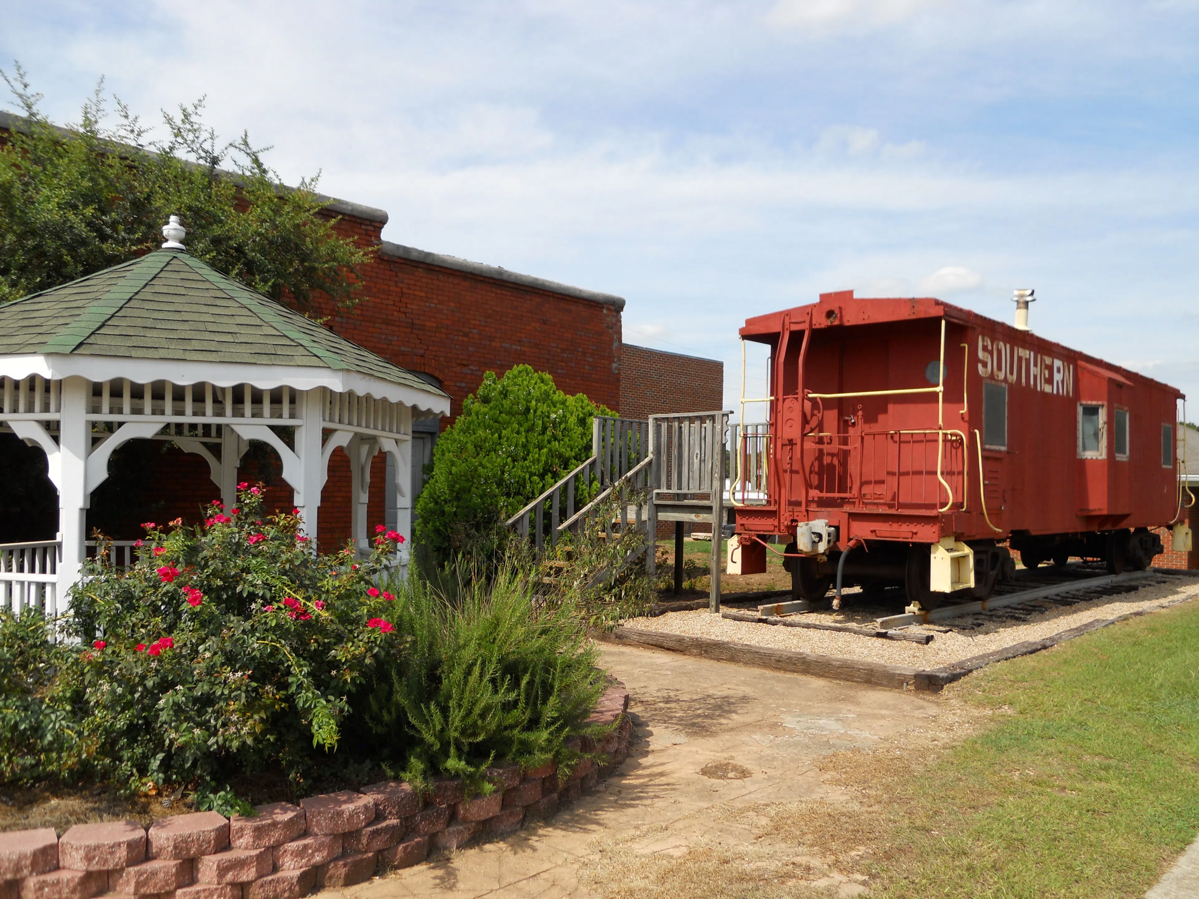 This is a photograph of the Chipley Historical Center located in Pine Mountain, Georgia. — License: