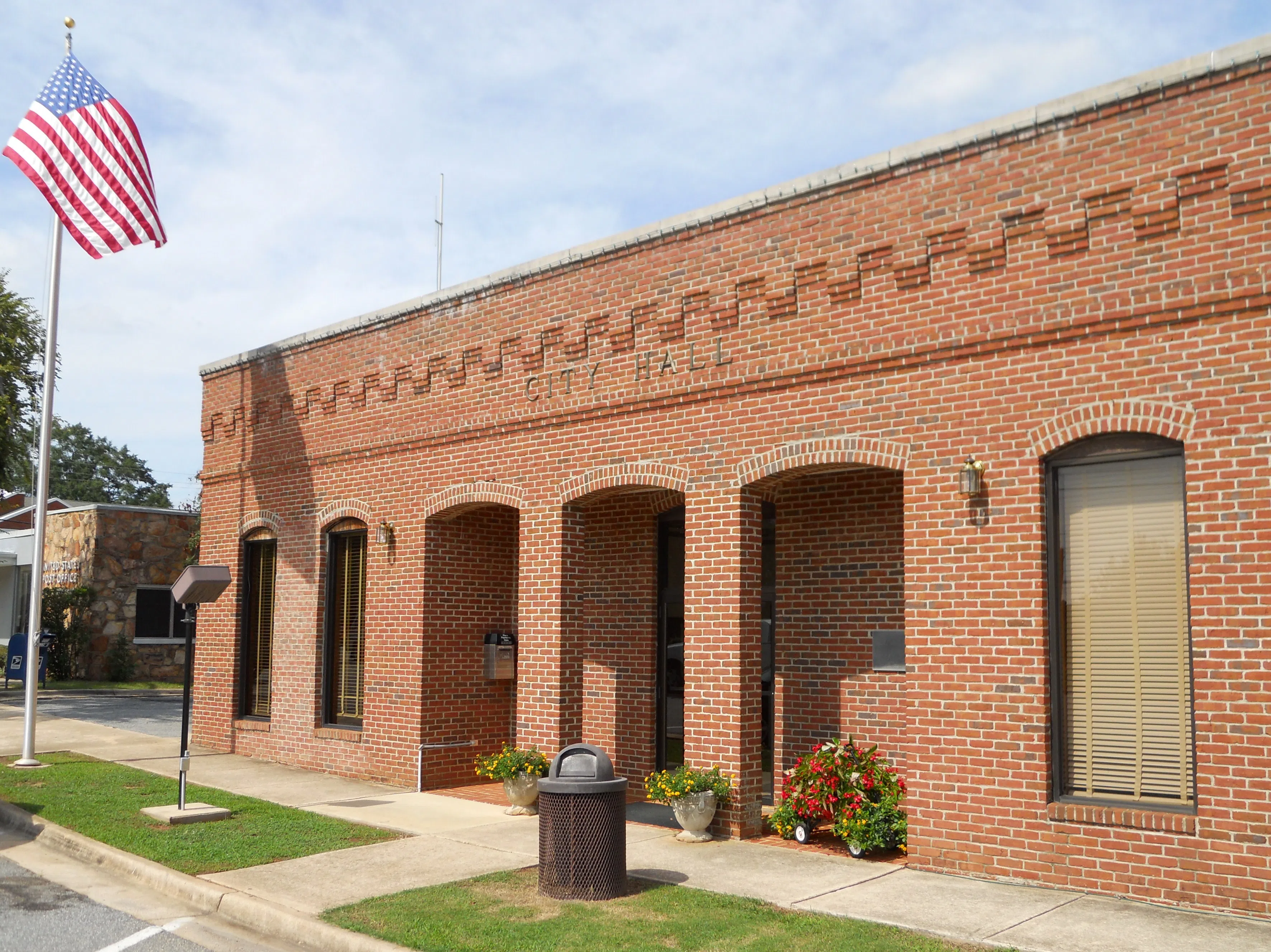 This is a photograph of Pine Mountain, Georgia's city hall. — License: