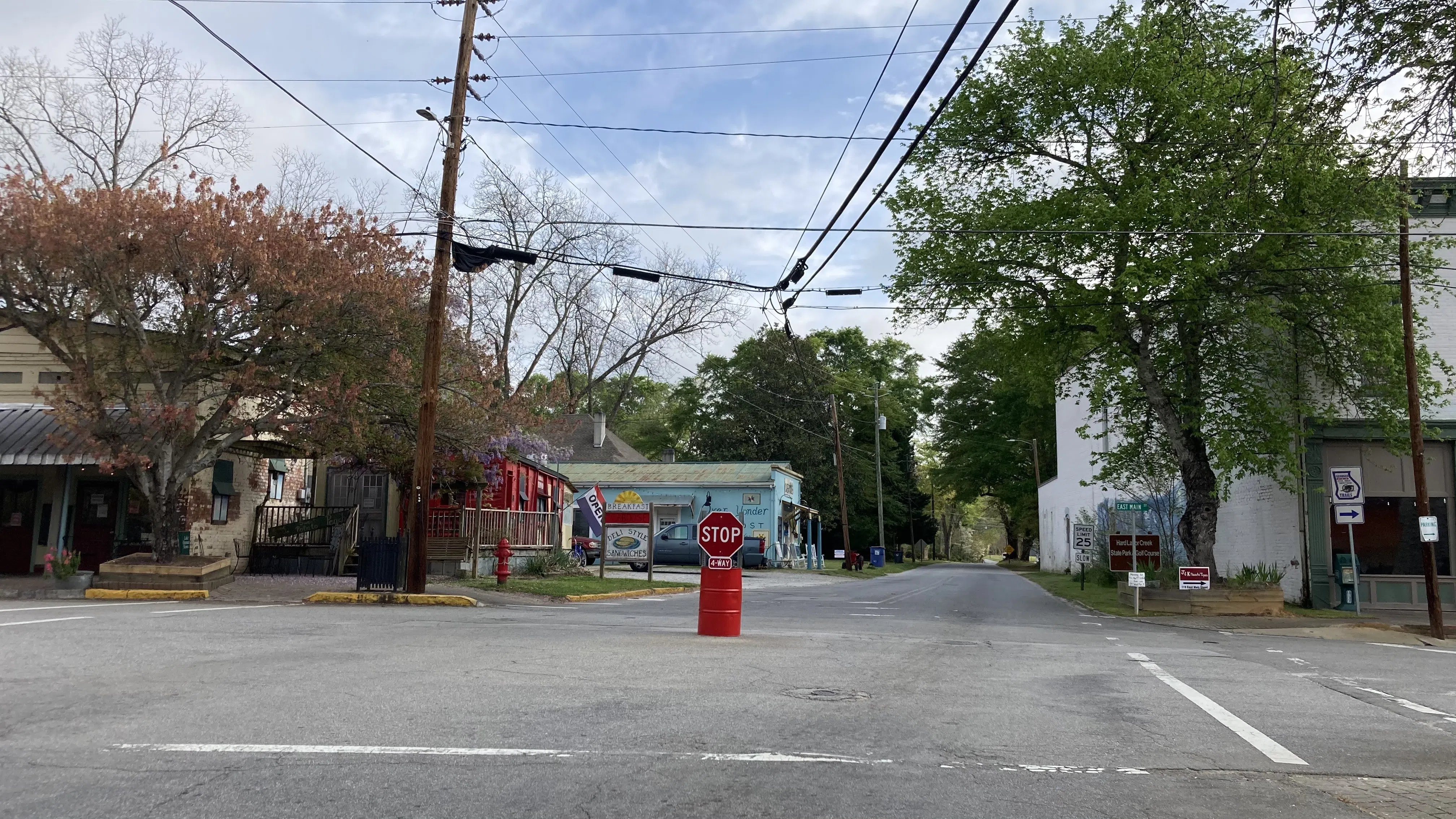 Rutledge, Georgia downtown intersection 55 gallon oil drum stop sign. — License: