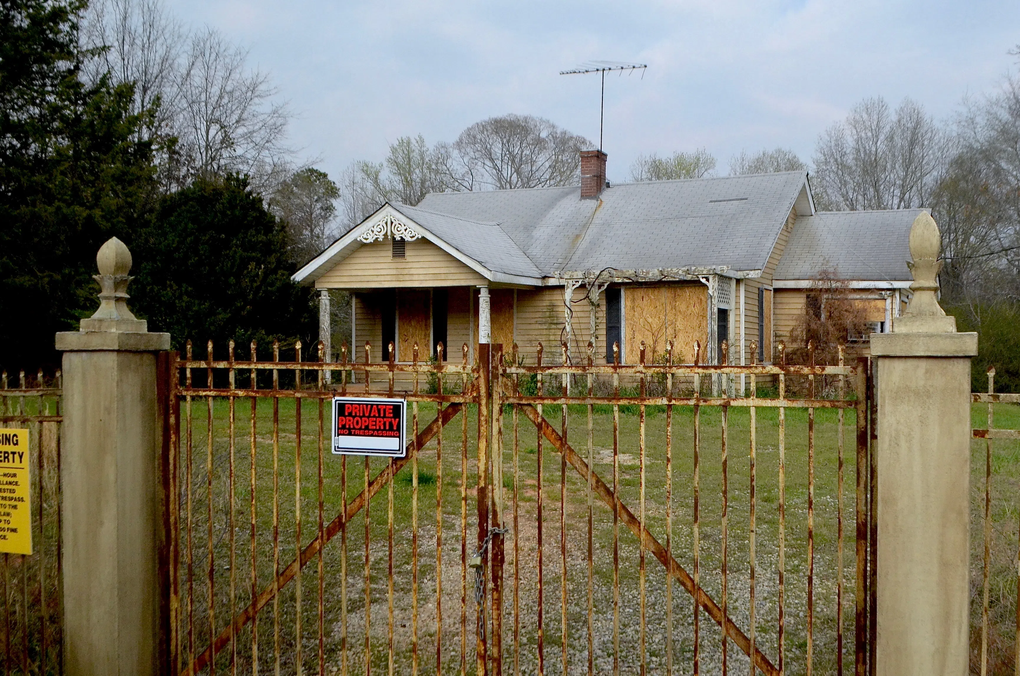 an old house with a rusting fence outside Senoia. Photographer: Samsmachado. License: