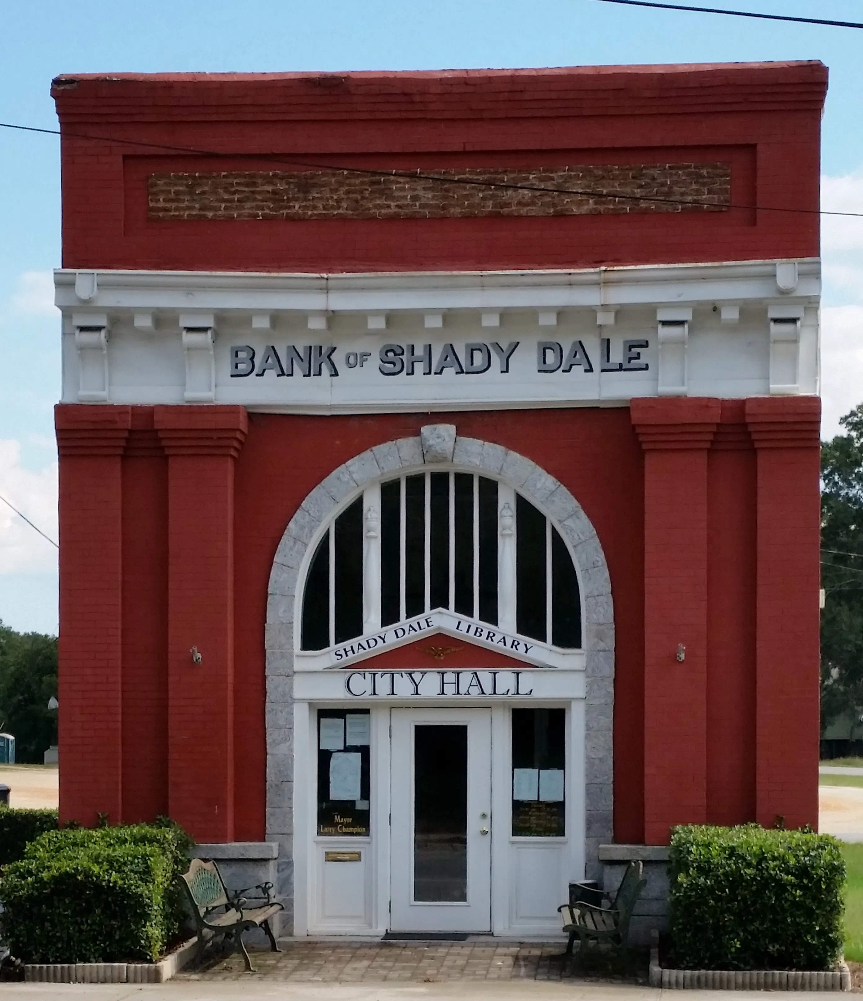 Originally the Bank of Shady Dale, this building is now home to City Hall. — License:
