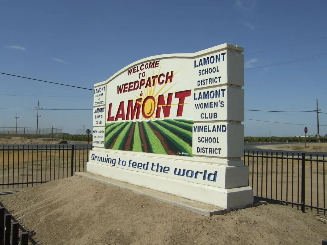 Welcome sign for the rural communities of Weedpatch and Lamont, on California State Route 184.