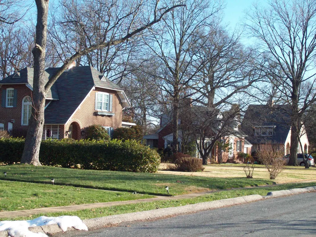 Streetscape in Linthicum Heights Historic District, December 2009