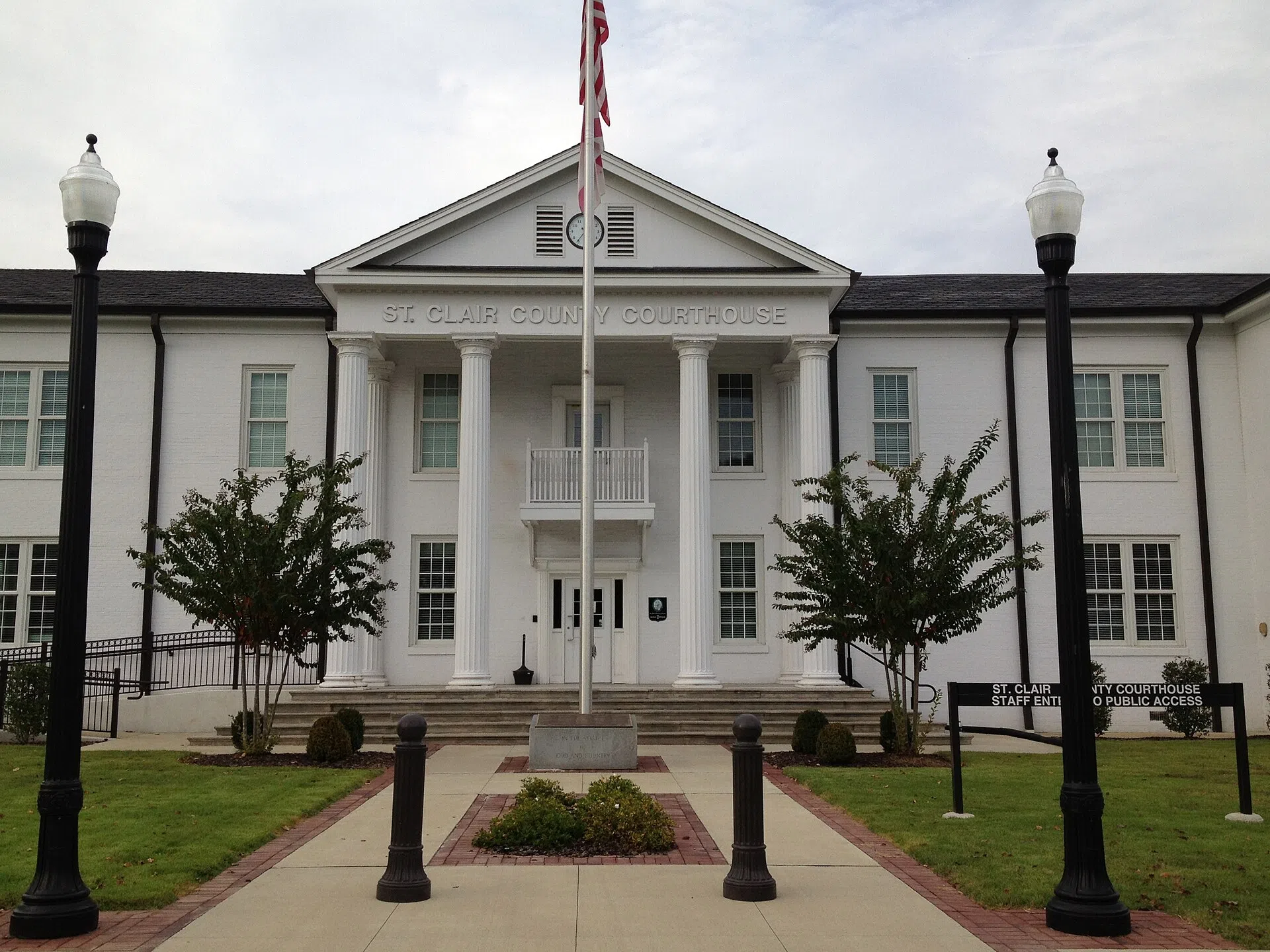 St. Clair County courthouse in Ashville, Alabama