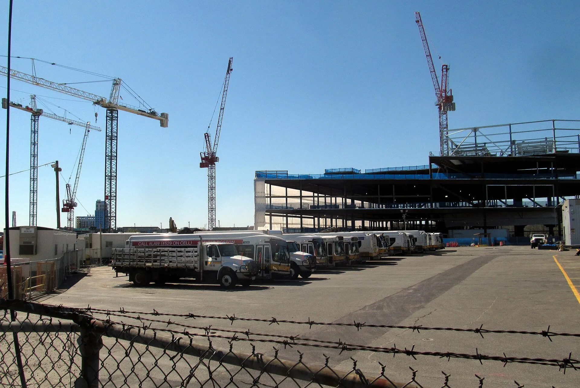 Buses at Everett Shops in April 2017, with casino construction behind