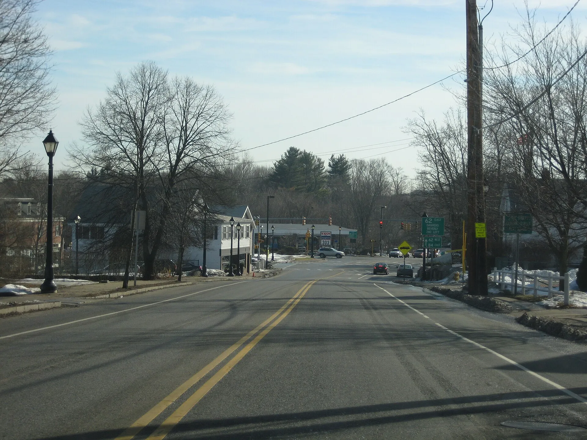 Looking south along N/S Main St (114/62) in Middleton, Massachusetts