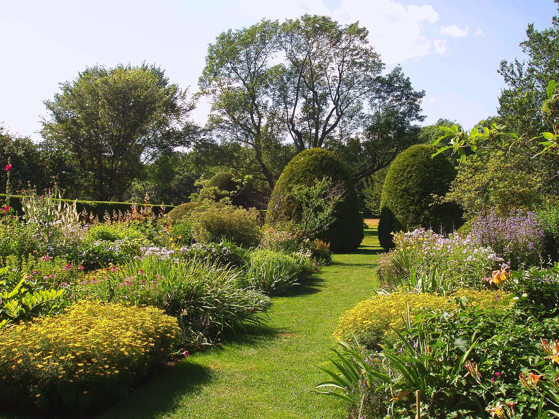 Stevens-Coolidge Place, Andover, Massachusetts (flower garden). Photograph by me, July 2005.