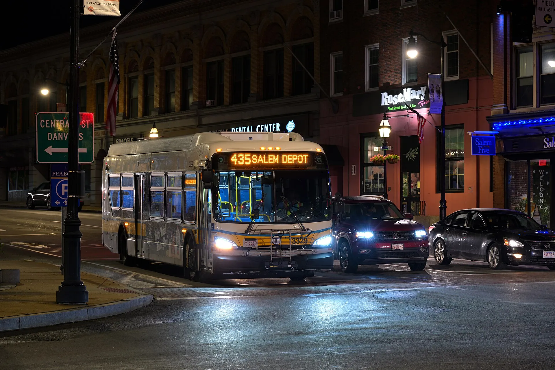 A Salem-bound MBTA route 435 bus on Main Street in Peabody Square