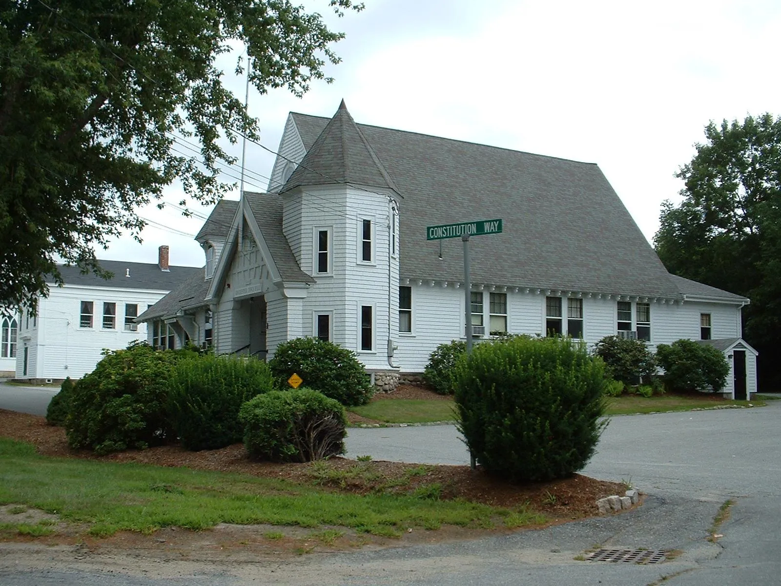 Rochester Town Hall at the northern end of the town common along Route 105.