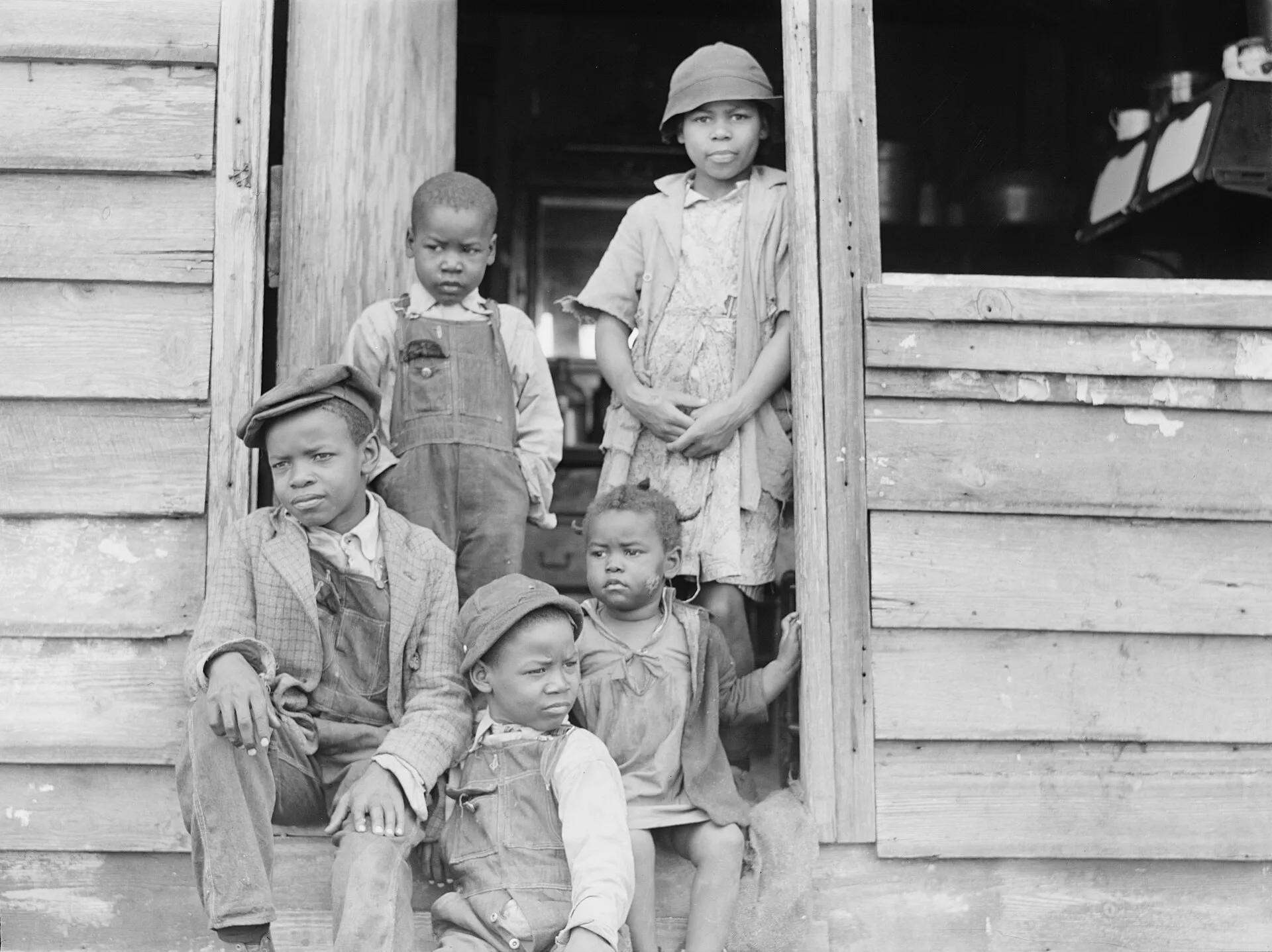 A displaced Santee-Cooper Basin family near Bonneau (1940s), from the Library of Congress collection.