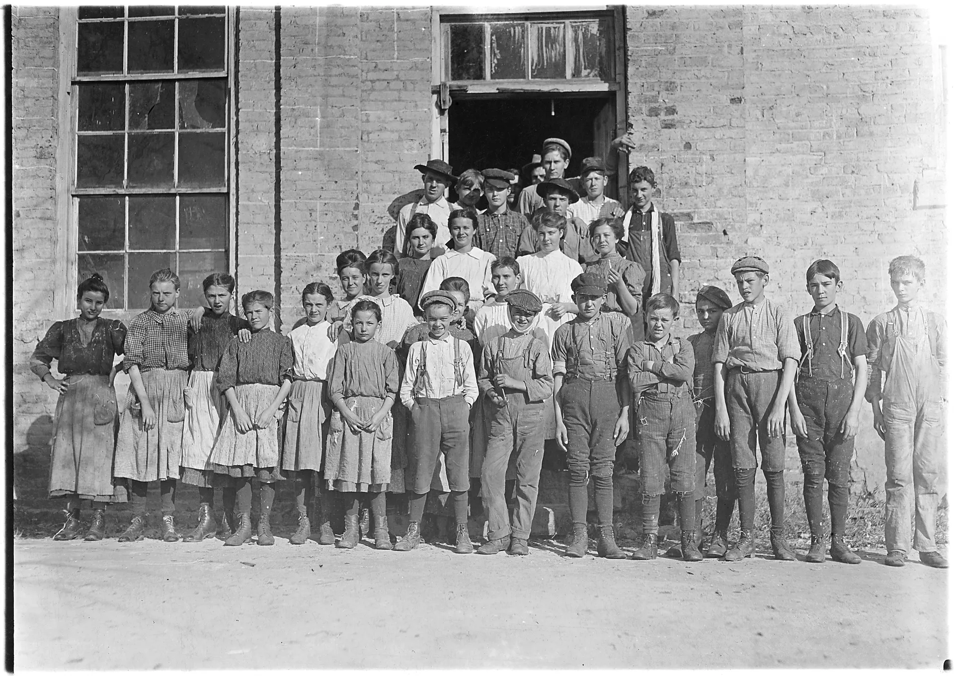 File:A few of the workers in Cherryville Mfg. Co. Cherryville, N.C. - NARA - 523113.jpg