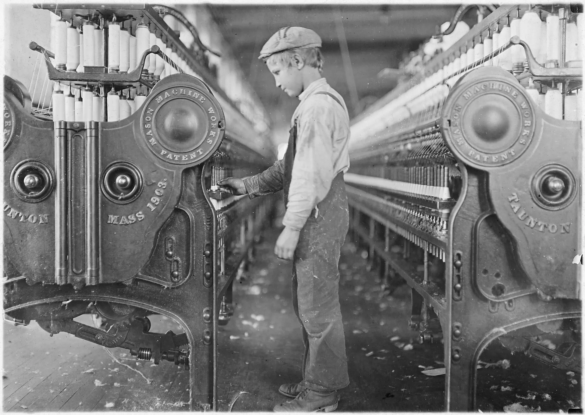 File:A doffer in Lincolnton Mill. Lincolnton, N.C - NARA - 523112.jpg