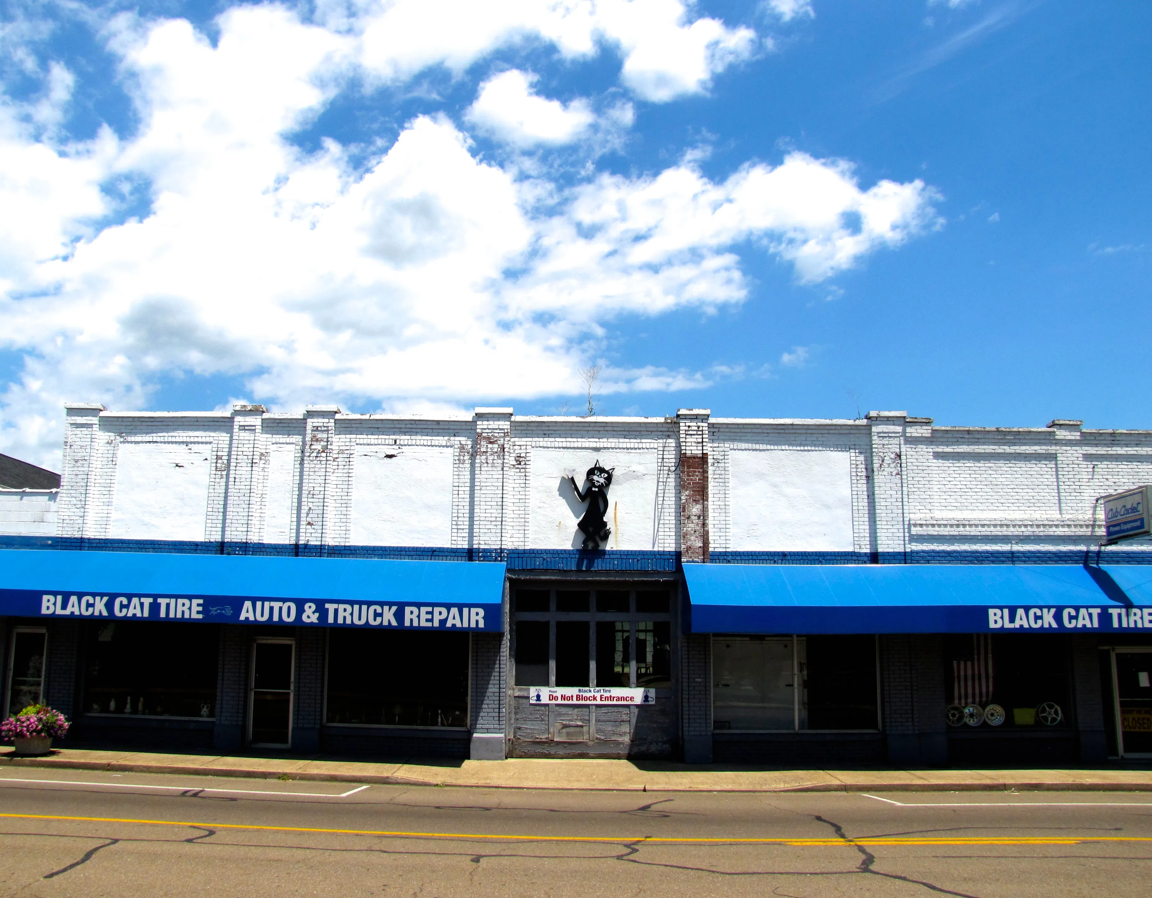 Black Cat Tire in Dunlap, Tennessee. — License: