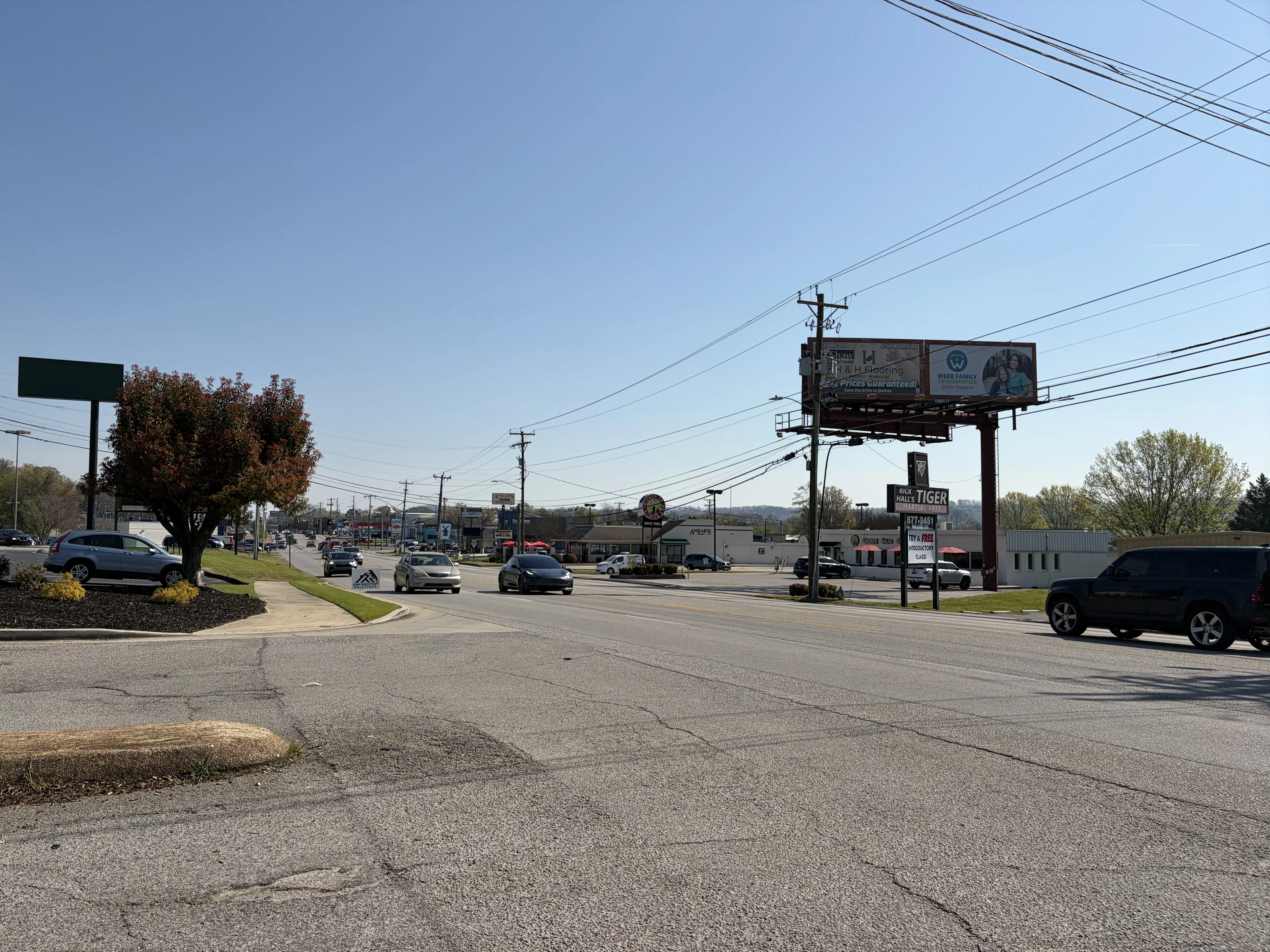Hixson Pike in the Hixson area of Chattanooga, Tennessee. — License:
