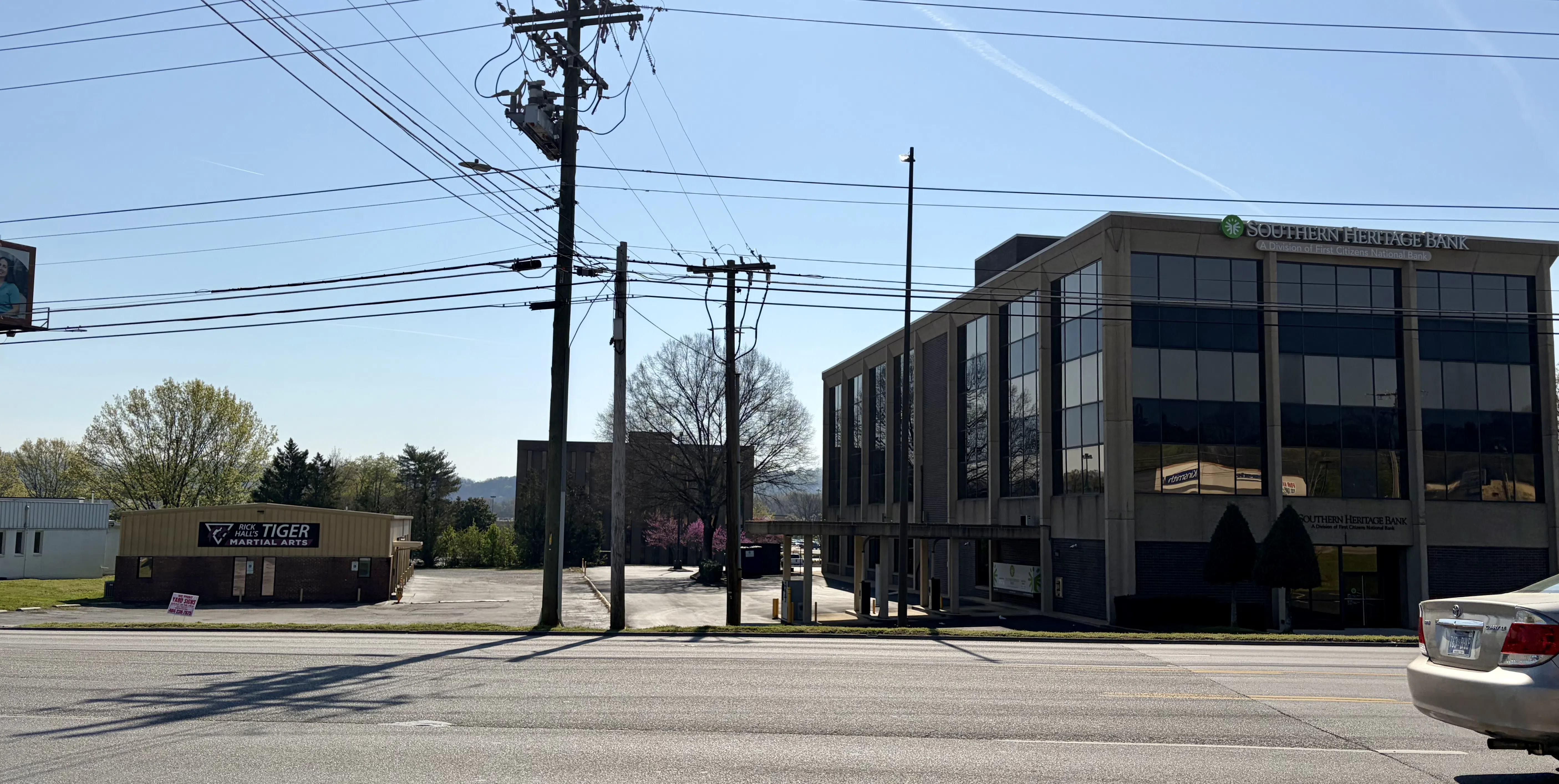 A bank office building on Hixson Pike in the Hixson area of Chattanooga, Tennessee. — License: