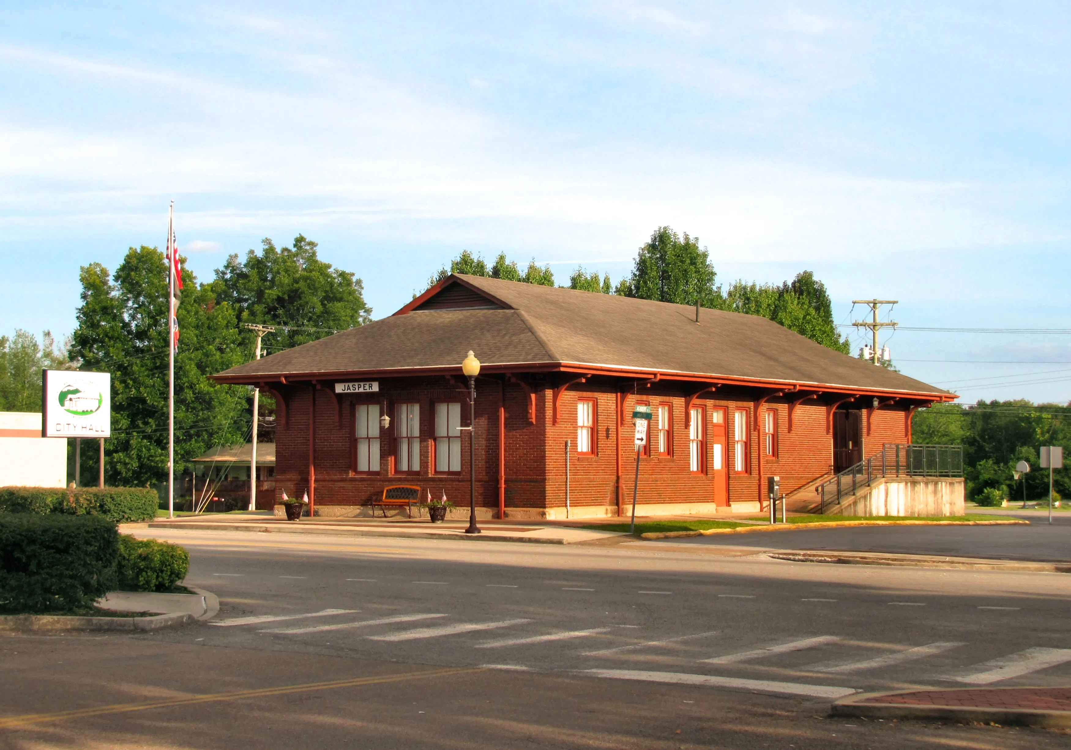 City Hall in Jasper, Tennessee. Constructed in 1922, this building originally served as a railroad station. — License: