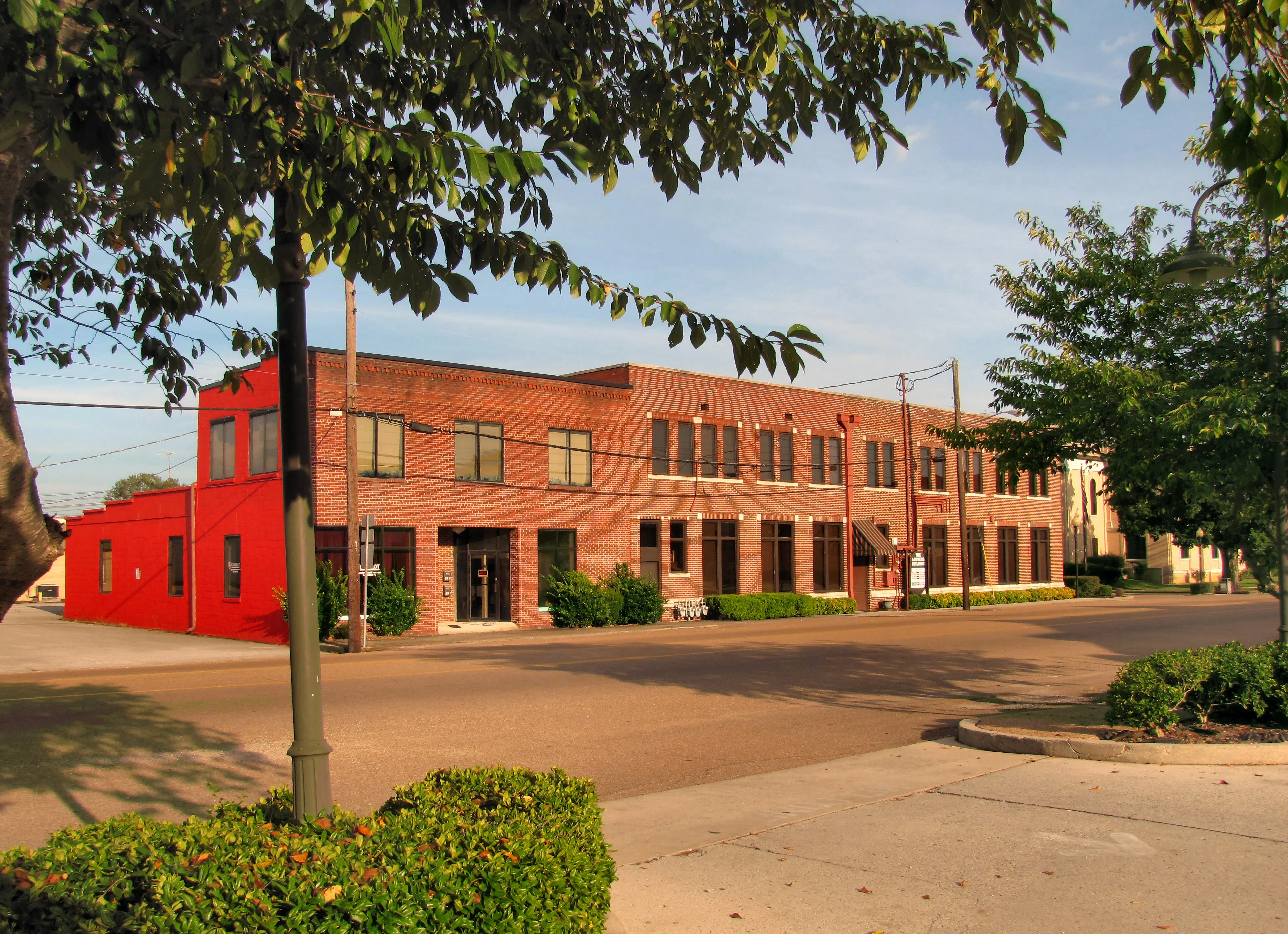 Commercial block along Betsy Pack Drive (Tennessee State Route 150) in Jasper, Tennessee. — License: