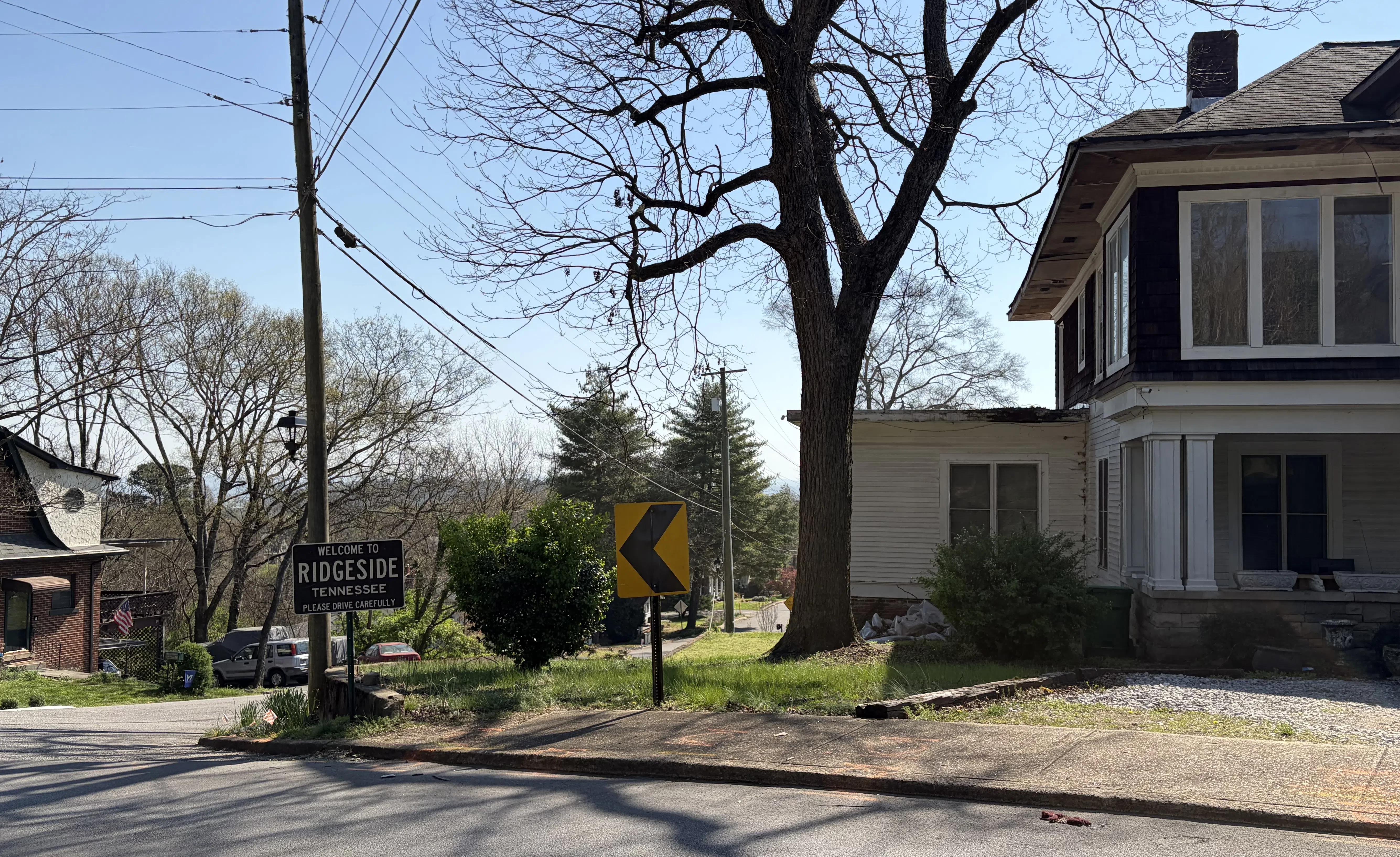 The small residential enclave city of Ridgeside, located atop Missionary Ridge surrounded by Chattanooga, Tennessee. — License: