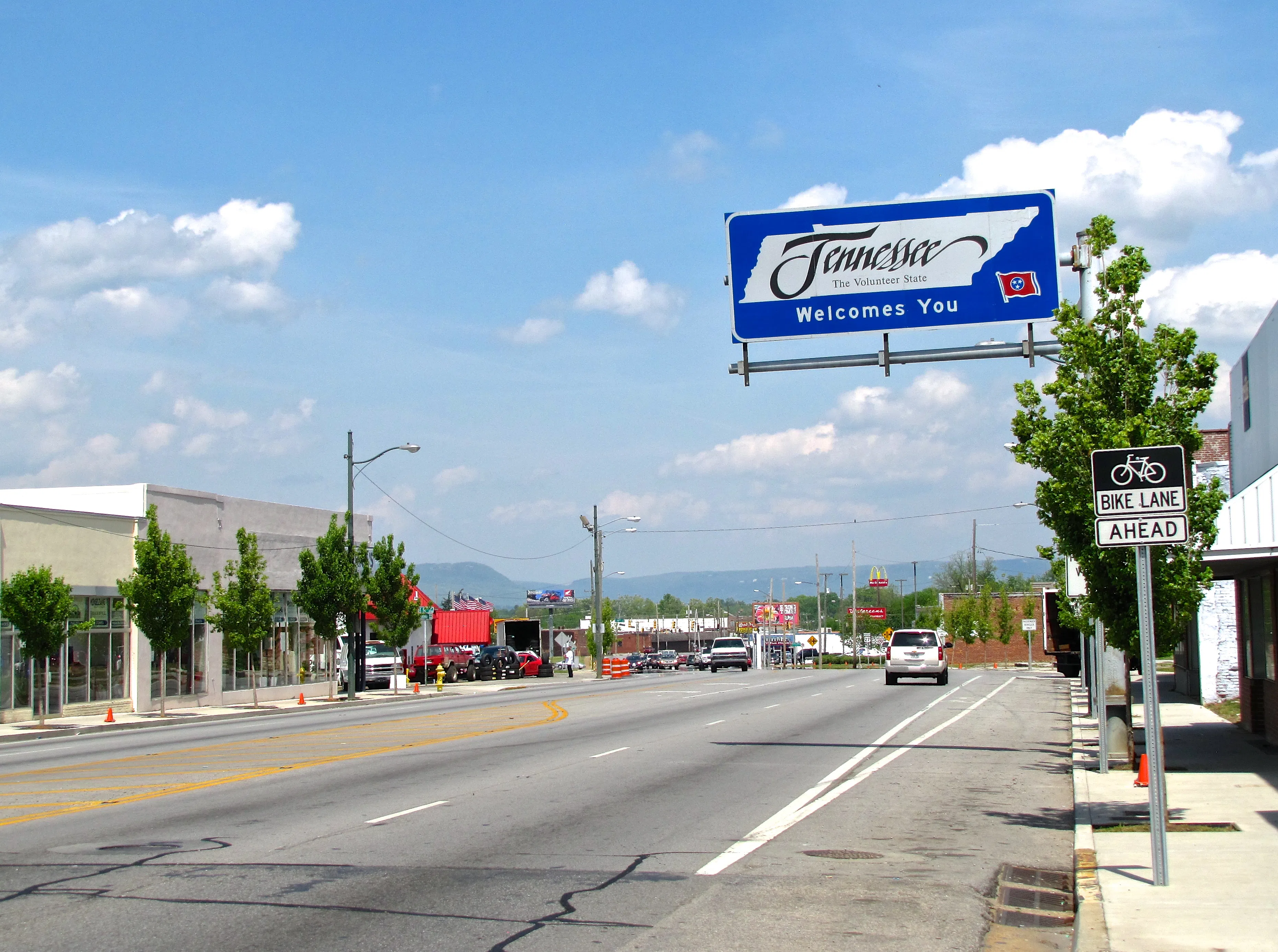 The Tennessee-Georgia state line dividing Rossville, Georgia, and Chattanooga, Tennessee, along U.S. Route 27. — License: