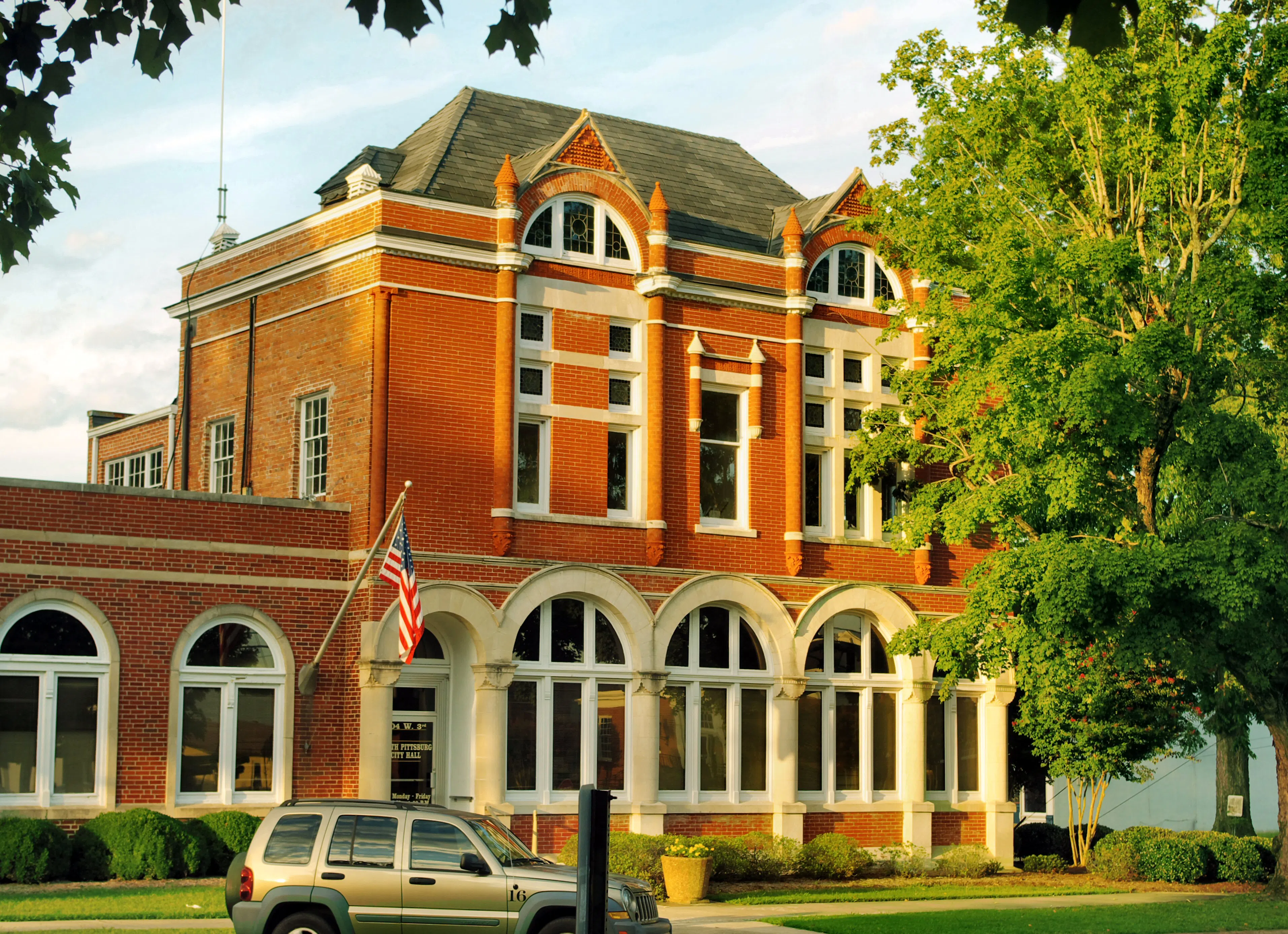 City Hall in South Pittsburg, Tennessee. Built in 1887 as the First National Bank; listed on the National Register of Historic Places.  — License: