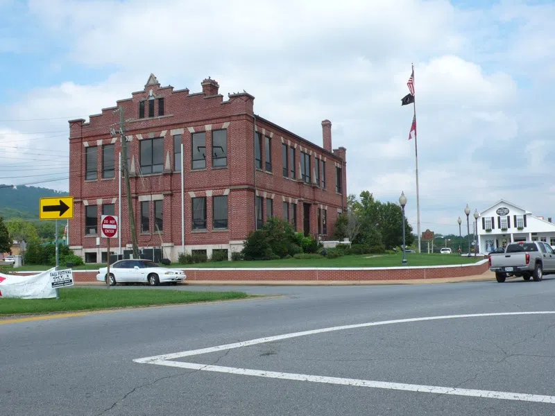 The Dade County Courthouse in Trenton, Georgia. — License: